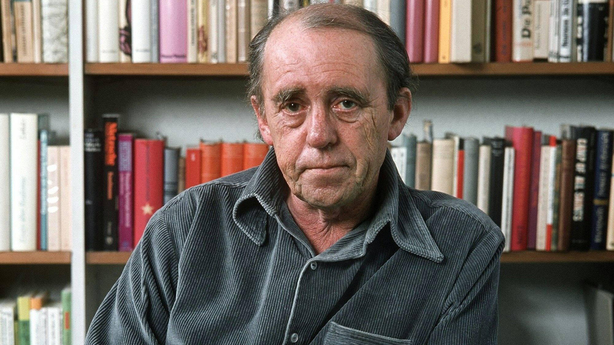 ARCHIV - Der Schriftsteller Heinrich Böll in seiner Kölner Wohnung im Dezember 1977. (zu dpa "Zwischen Moor und Meer: Heinrich Böll und seine Gegen-Welt Irland" vom 11.08.2017) Foto: Heinz Wieseler/dpa +++ dpa-Bildfunk +++