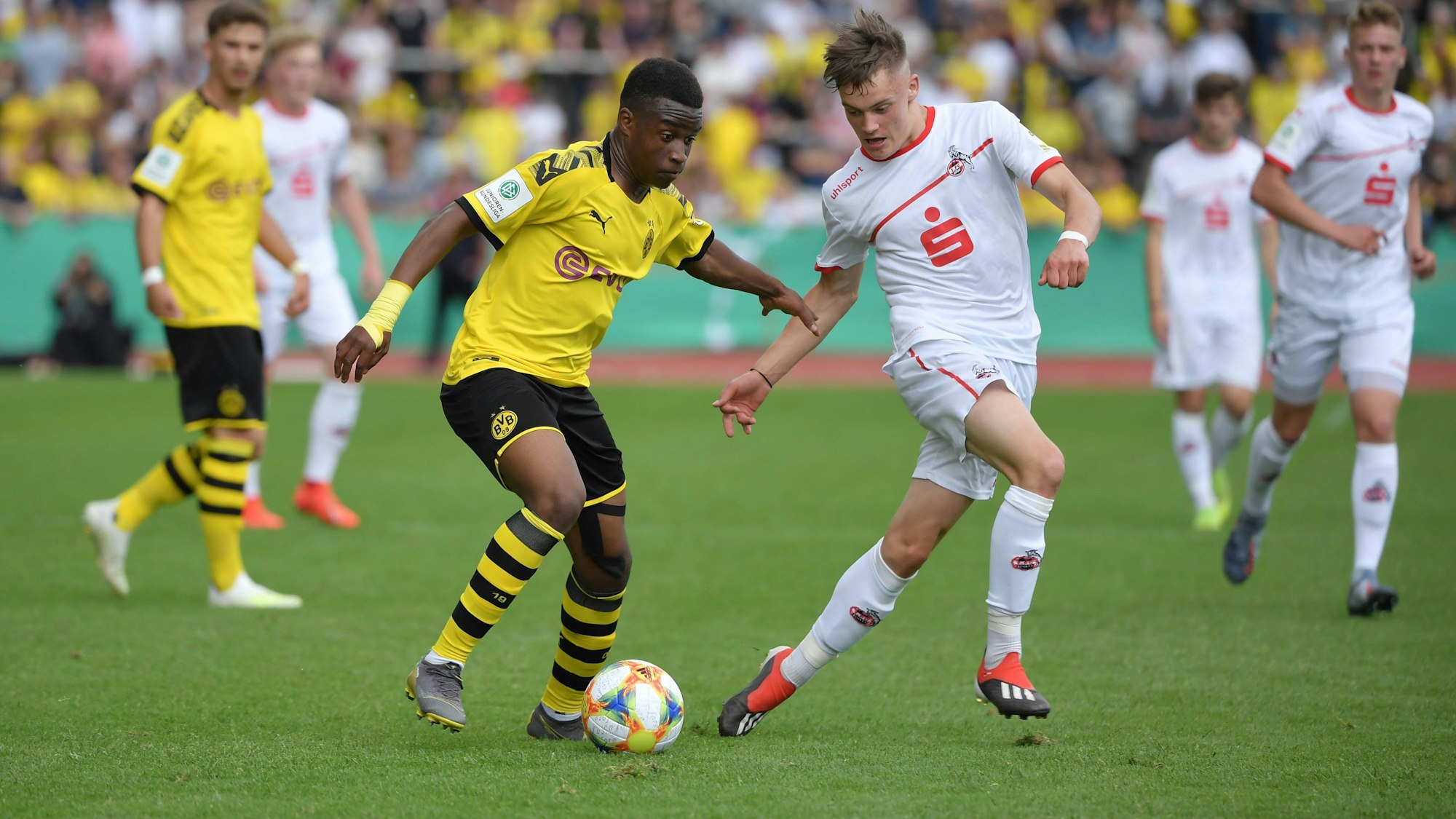 Florian Wirtz im Zweikampf mit BVB-Talent Youssoufa Moukoko im Finale um die Deutsche Meisterschaft der B Junioren im Jahr 2019. Am Ende hieß es 3:2 für den 1. FC Köln.
