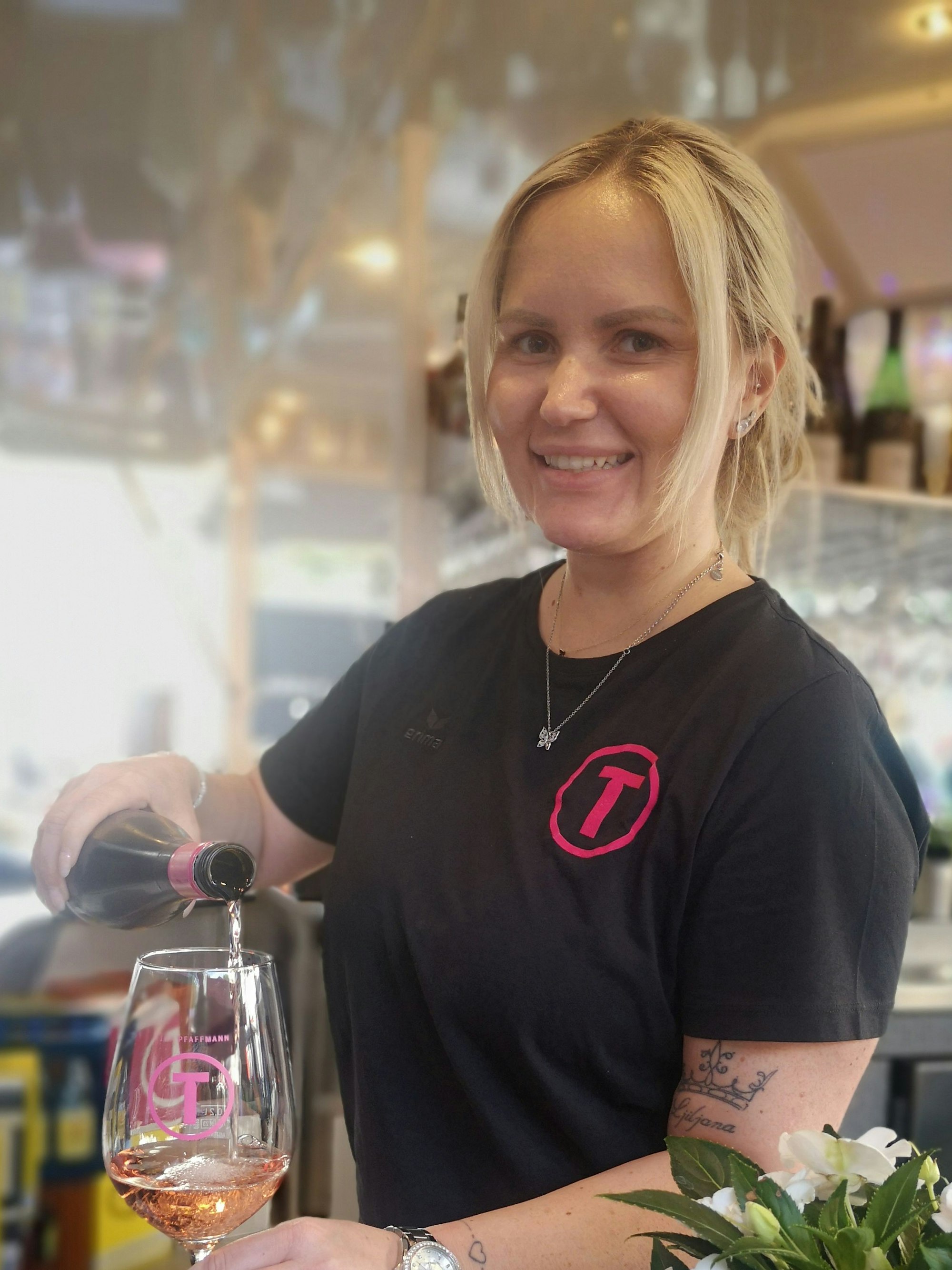 Das Weingut Tina Pfaffmann mit Weinen aus der Südpfalz ist zum ersten Mal mit einem Stand auf dem Fest vertreten. Mitarbeiterin Michelle Schröder ist begeistert von der familiären Atmosphäre.