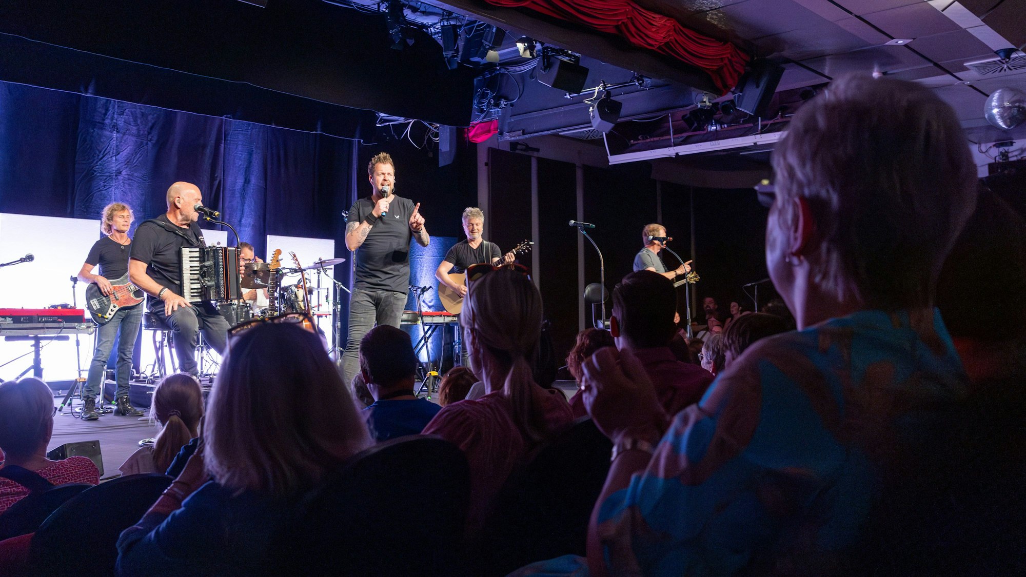 Die Band begeistert mit kölschen Hits in einer in gemütlicher Atmosphäre.