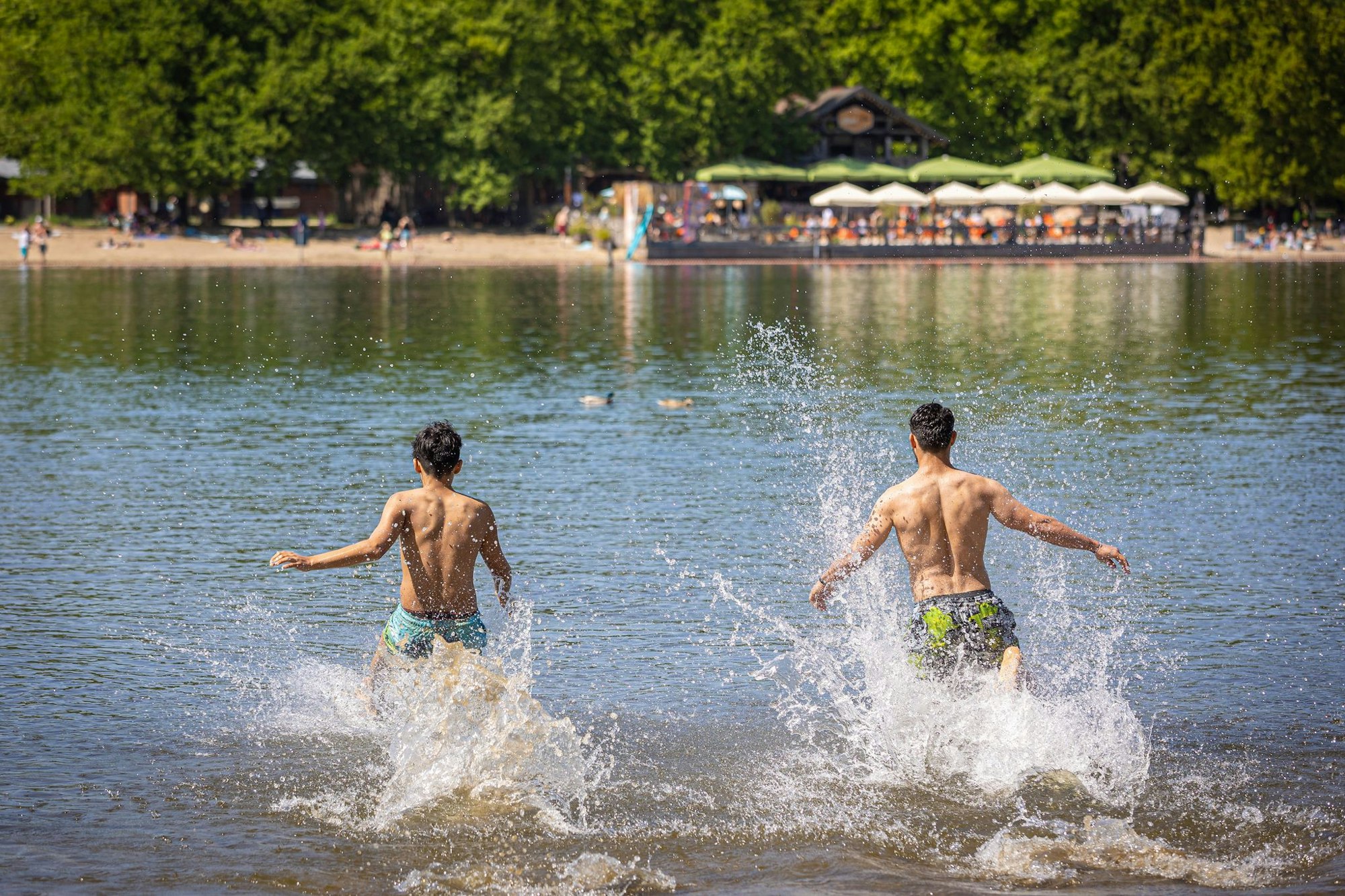 Wo kann man bedenkenlos ins Wasser hüpfen? Die EU-Umweltagentur zeigt das in ihrem jährlichen Badegewässerbericht auf. (Archivbild)