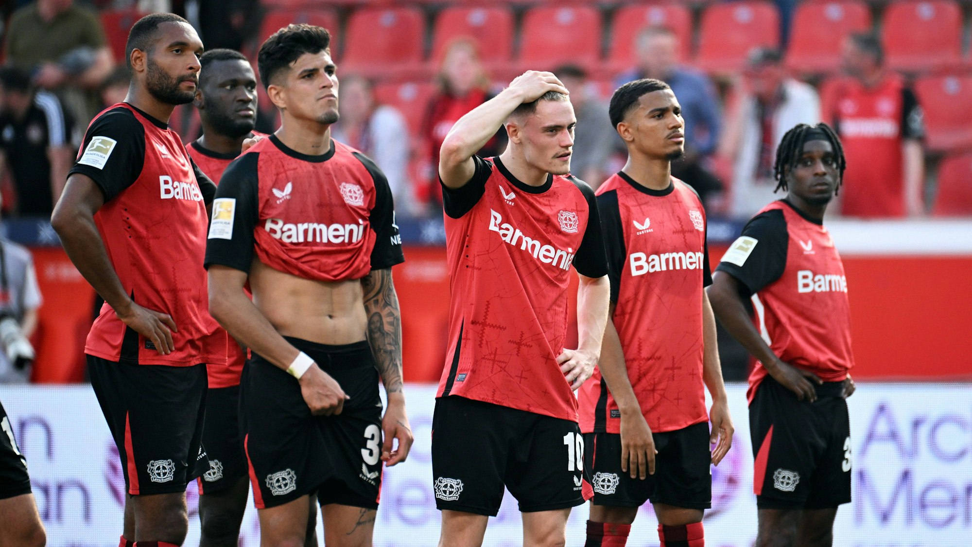 Nur drei von sechs sind noch da: Jonathan Tah, Florian Wirtz und Jeremie Frimpong sind weg, Victor Boniface, Piero Hincapie und Amine Adli stehen noch unter Vertrag bei Bayer Leverkusen.