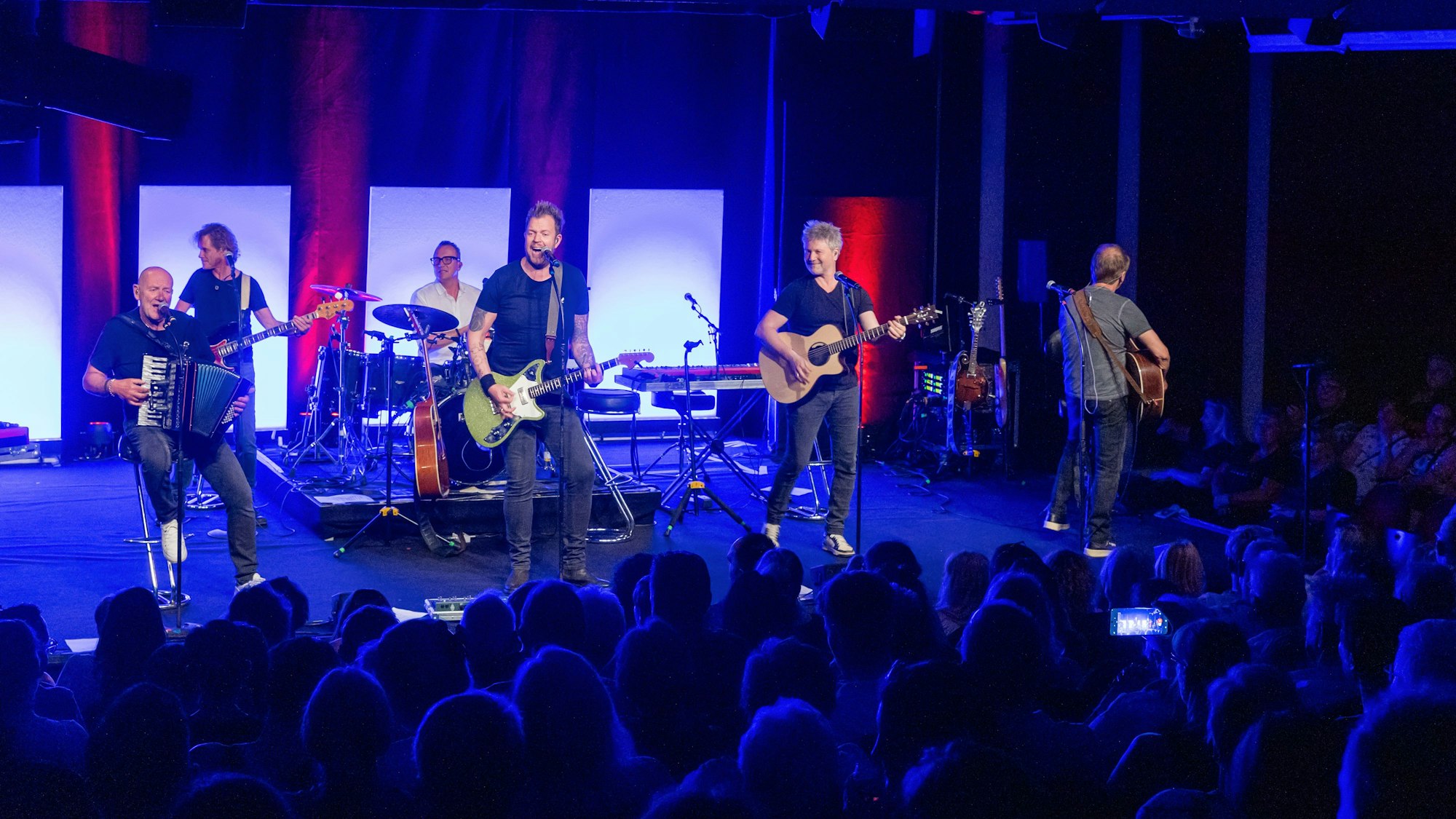 Die Musikband Paveier tritt bei mehreren Live-Konzerten im Theater am Dom auf.