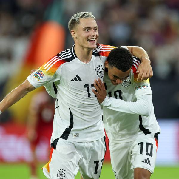 Ist Dreh und Angelpunkt in der DFB-Offensive: Florian Wirtz jubelt zusammen mit Bayerns Jamal Musiala. Seine Zukunft auf Klubebene liegt beim FC Liverpool.