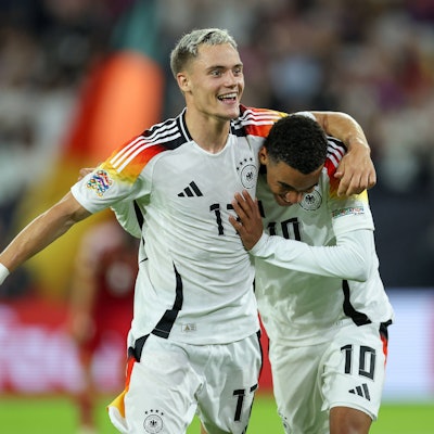 Ist Dreh und Angelpunkt in der DFB-Offensive: Florian Wirtz jubelt zusammen mit Bayerns Jamal Musiala. Seine Zukunft auf Klubebene liegt beim FC Liverpool.