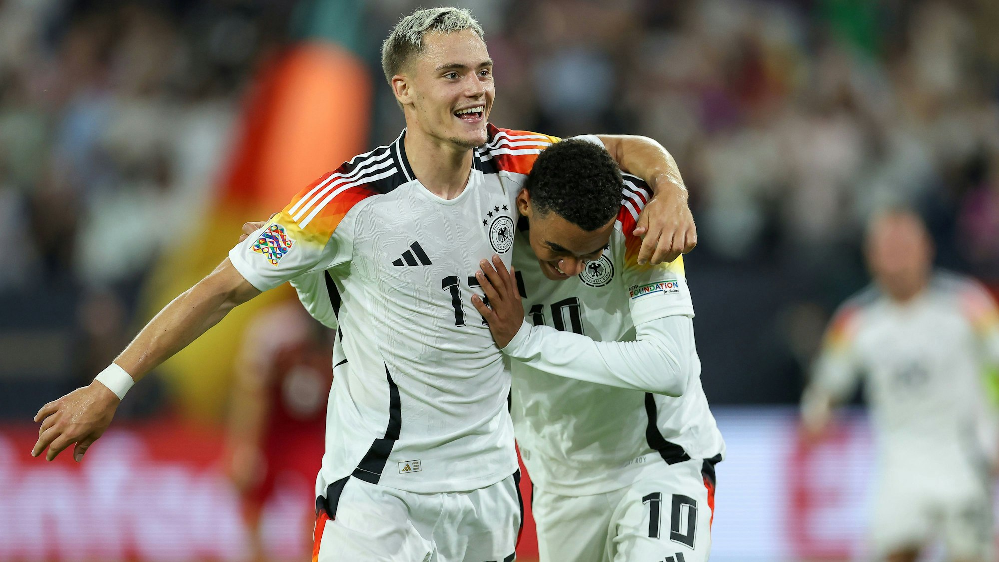 Ist Dreh und Angelpunkt in der DFB-Offensive: Florian Wirtz jubelt zusammen mit Bayerns Jamal Musiala. Seine Zukunft auf Klubebene liegt beim FC Liverpool.