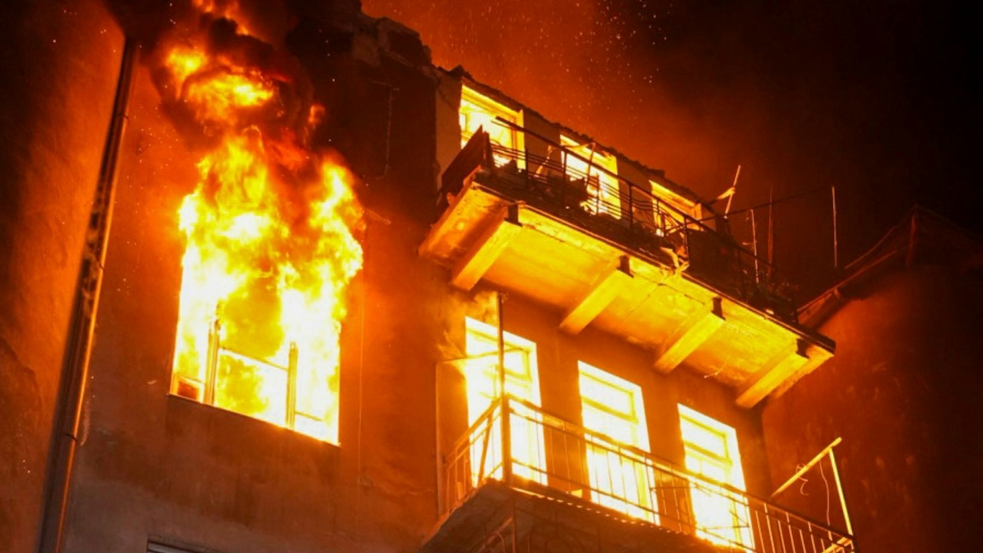 HANDOUT - 20.06.2025, Ukraine, Odessa: Auf diesem vom ukrainischen Katastrophenschutz via AP zur Verfügung gestellten Foto löschen Feuerwehrleute das Feuer in einem Wohnhaus nach einem massiven russischen Luftangriff. Foto: Uncredited/Ukrainian Emergency Service/AP/dpa - ACHTUNG: Nur zur redaktionellen Verwendung und nur mit vollständiger Nennung des vorstehenden Credits +++ dpa-Bildfunk +++