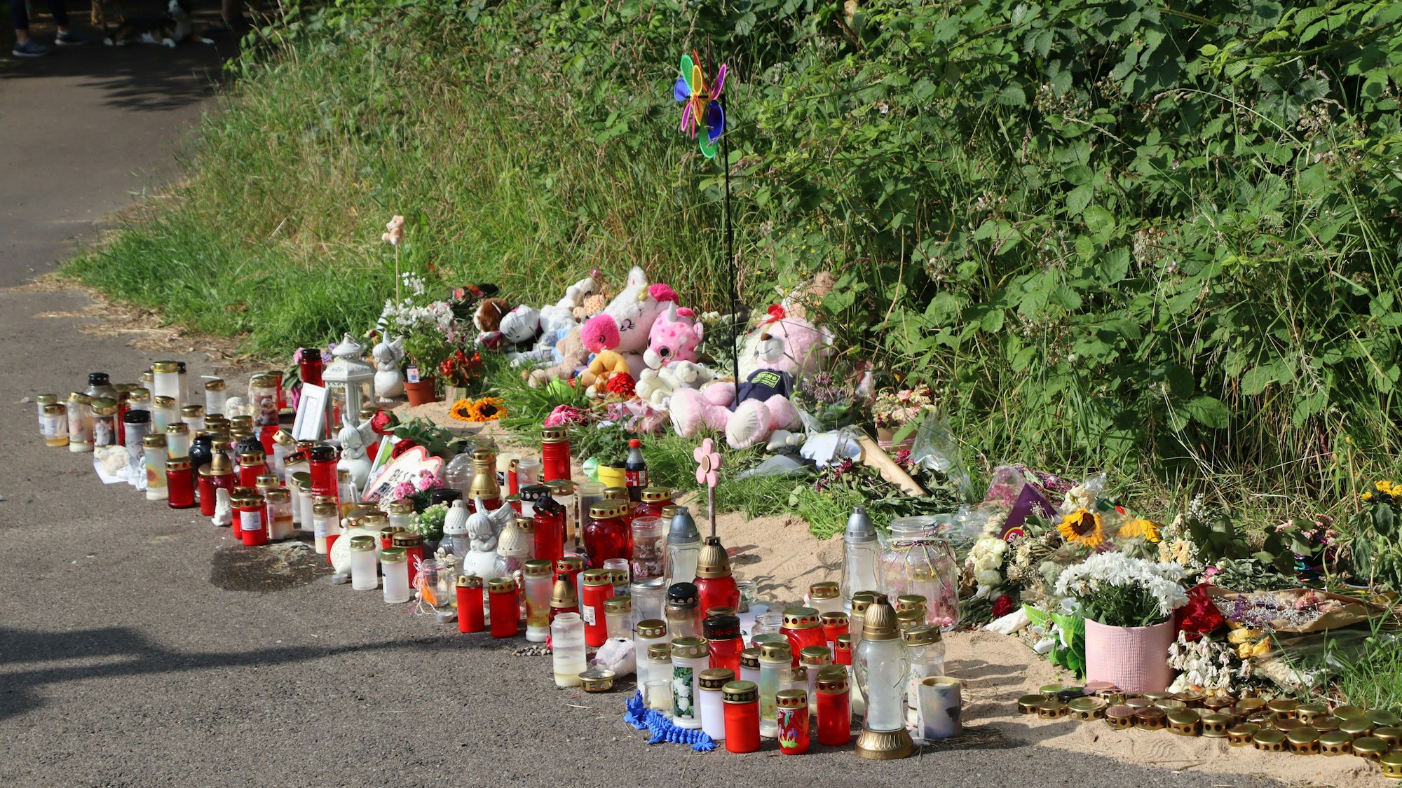 In der Nähe der Unfallstelle wurden zahlreiche Kerzen aufgestellt sowie Blumen und Kuscheltiere abgelegt.