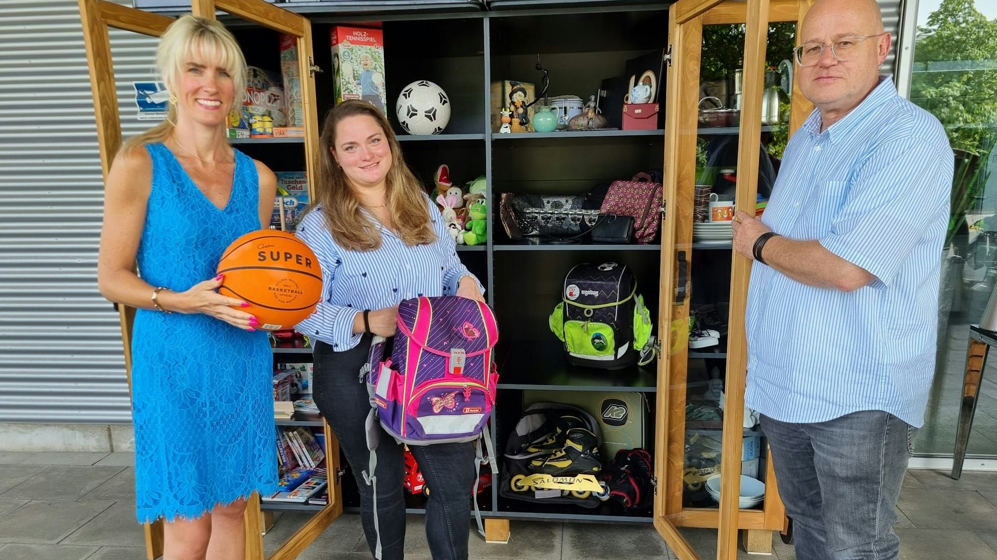 Avea: Schrank der Dinge eingeweiht, Anika hagt, Laura Schorn, Thomas Schorn (v.l.)