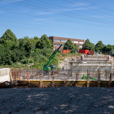 Eine Baustelle ist zu sehen, darunter verläuft die Autobahn 559.