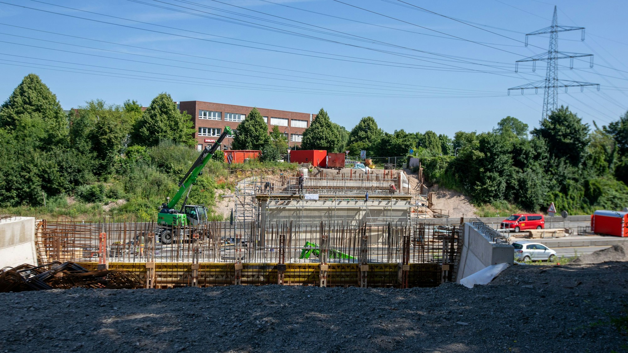 Eine Baustelle ist zu sehen, darunter verläuft die Autobahn 559.