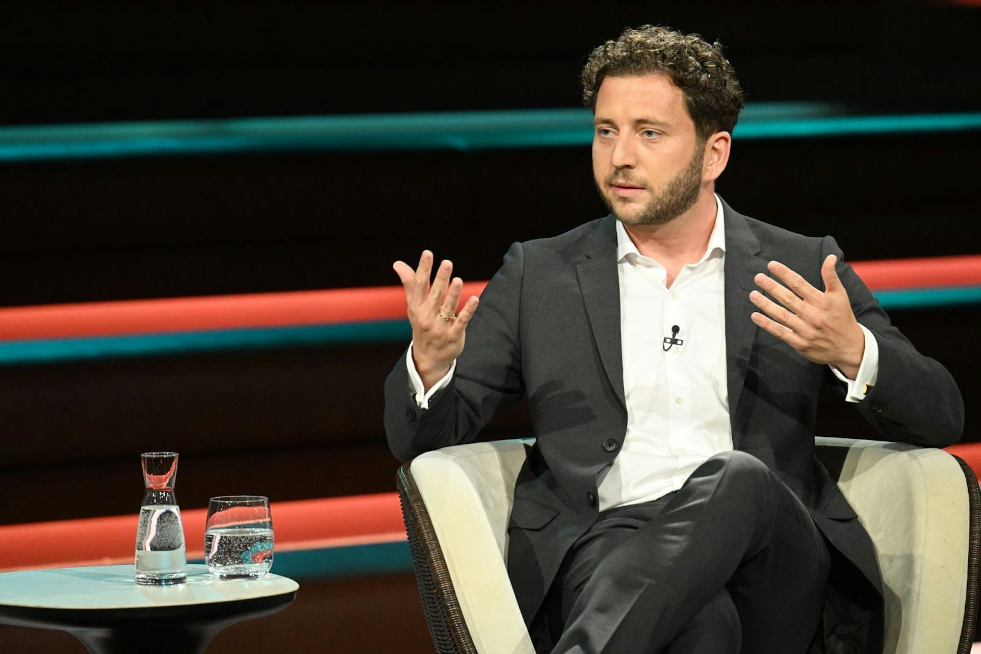 Felix Banaszak macht bei „Markus Lanz“ mehr als deutlich, dass er Wolfram Weimer als Kulturstaatsminister für eine Fehlbesetzung hält. (Bild: ZDF / Cornelia Lehmann)