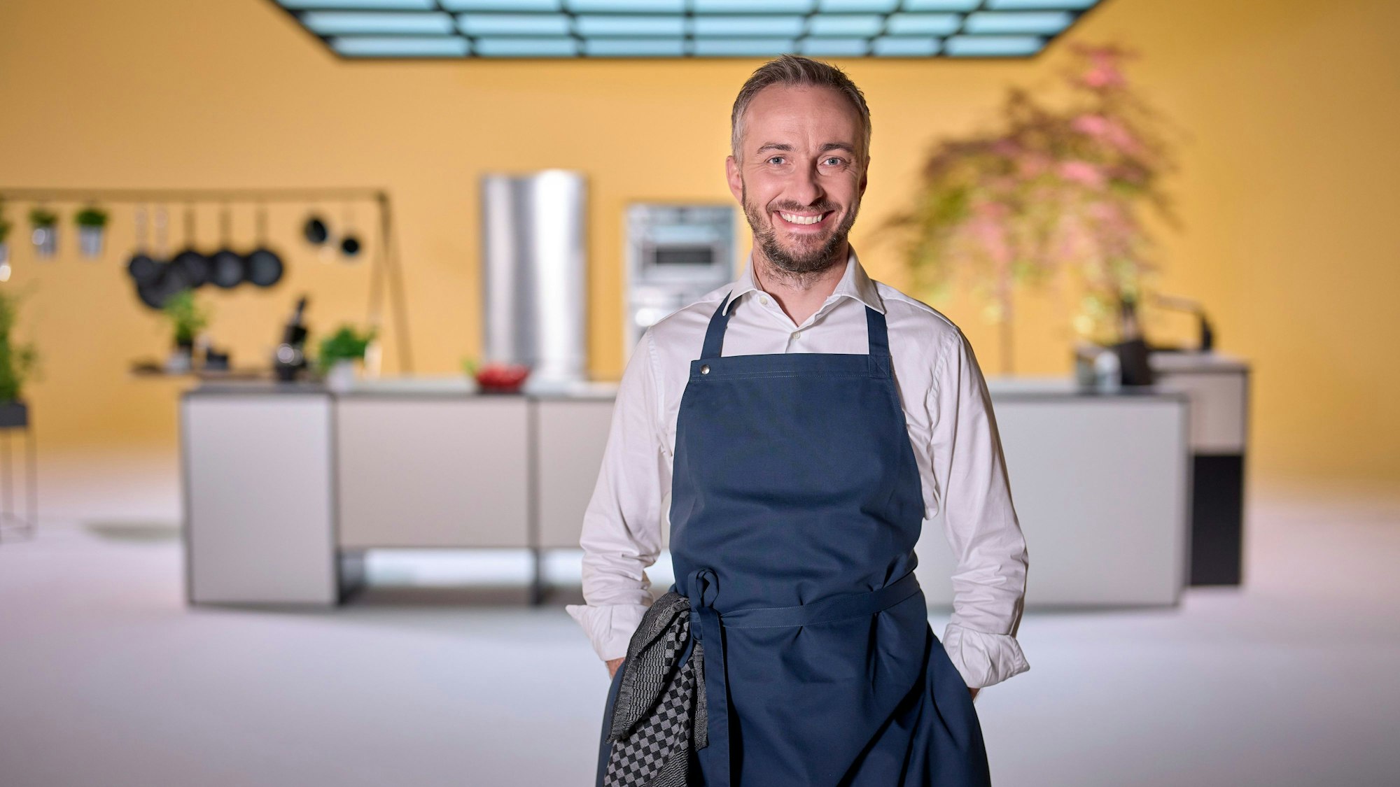 Der Satiriker Jan Böhmermann steht in der Kulisse der ZDFneo-Koch-Talk-Show „Böhmi brutzelt“. (Archivbild)