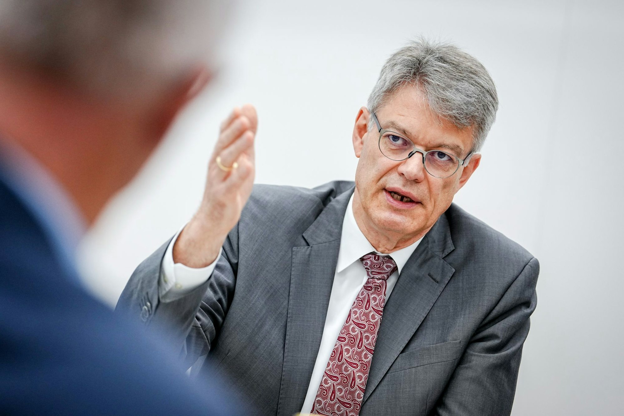 Verkehrsminister Schnieder kündigt einen Runden Tisch an.