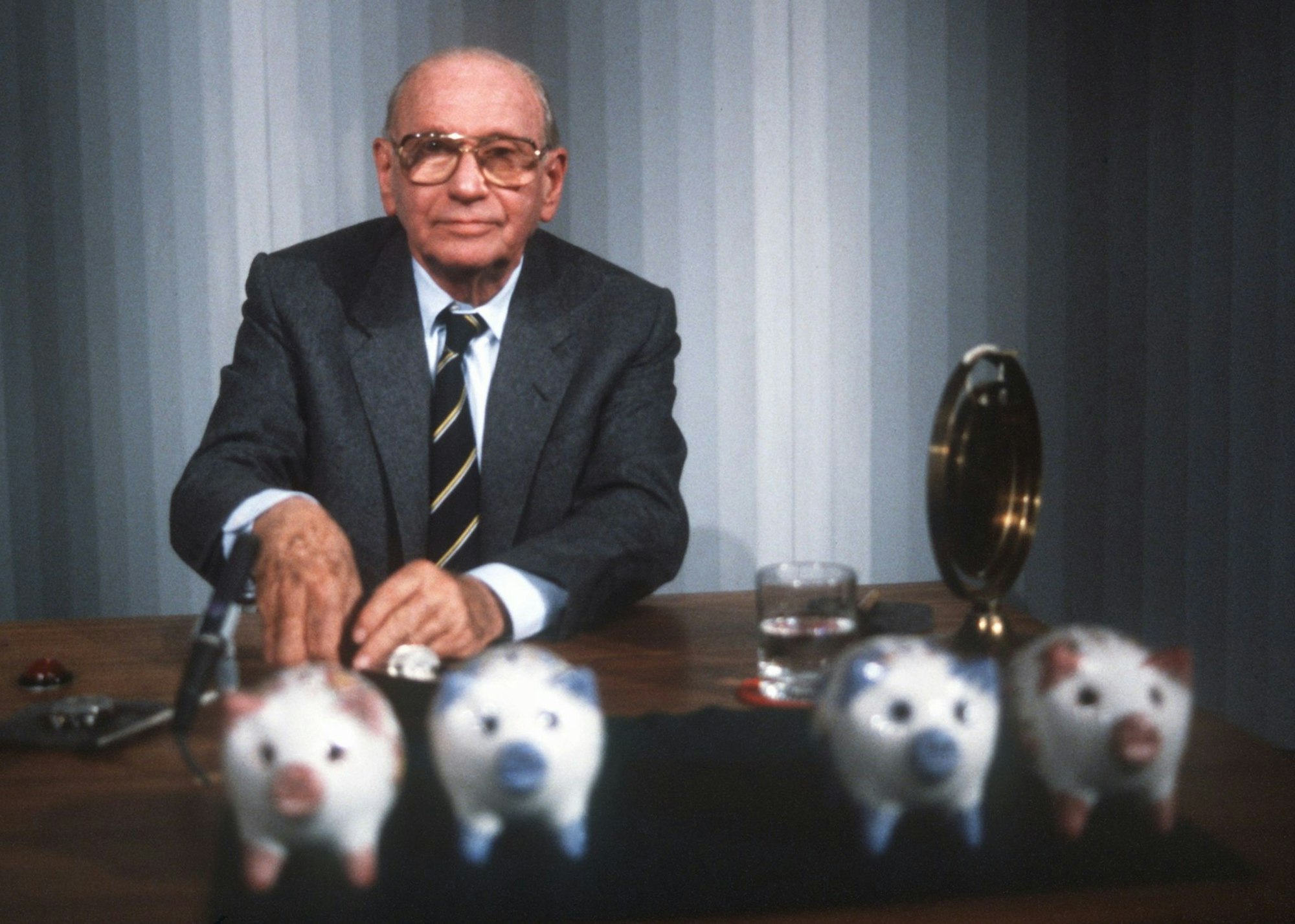 «Welches Schweinderl hätten Sie denn gern?»: Quizmaster Robert Lembke 1985 mit den berühmten «Was bin ich?»-Sparschweinen.