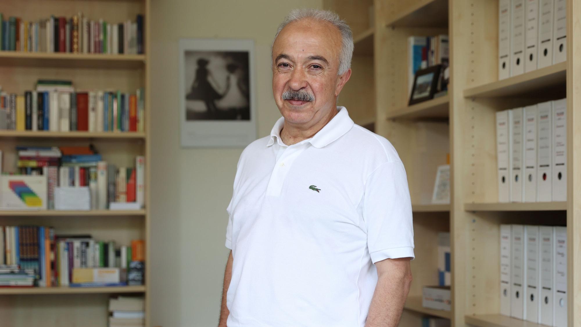 Rufai Karakaya im Büro des Berufskollegs Südstadt. Er lächelt freundlich in die Kamera.