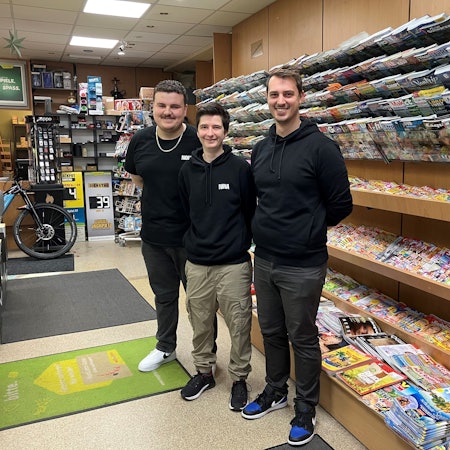 Nermina Kesten steht mit zwei Mitarbeitern im Geschäft.