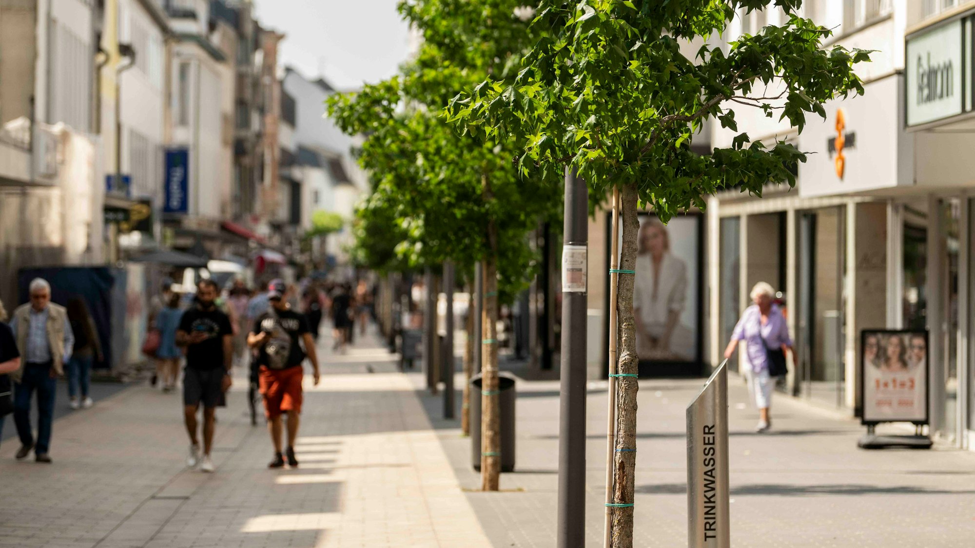 Das Bild zeigt die Euskirchener Fußgängerzone an einem Sommertag.