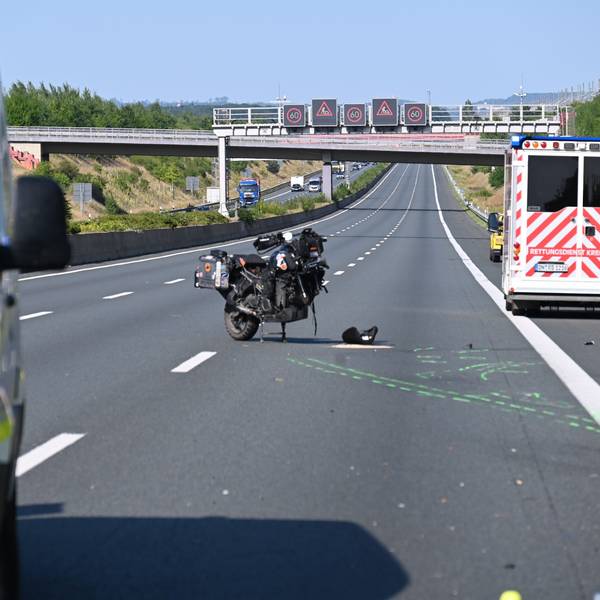 Das Bild zeigt ein Motorrad ohne Vorderrad auf der Autobahn.