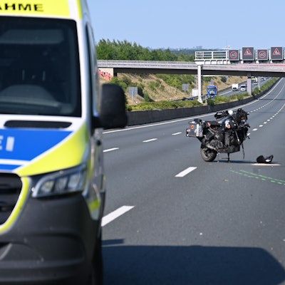 Das Bild zeigt ein Motorrad ohne Vorderrad auf der Autobahn.