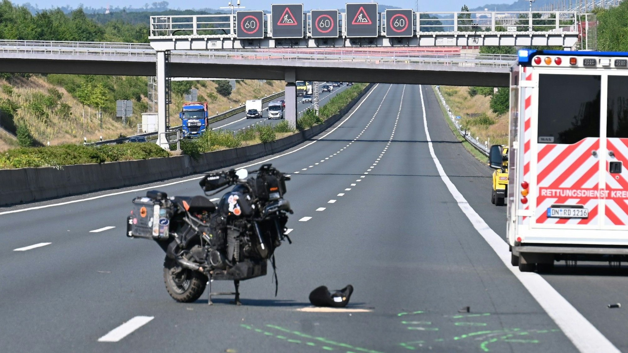 Das Bild zeigt ein Motorrad ohne Vorderrad auf der Autobahn.
