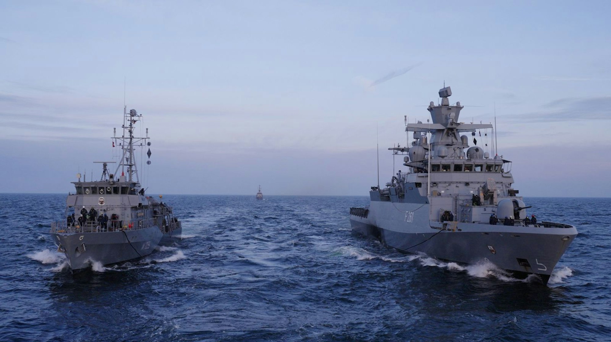 Auf der Ostsee verkehrt neben der deutschen Marine auch die russische Schattenflotte.
(Bild: NDR / Simon Hoyme)