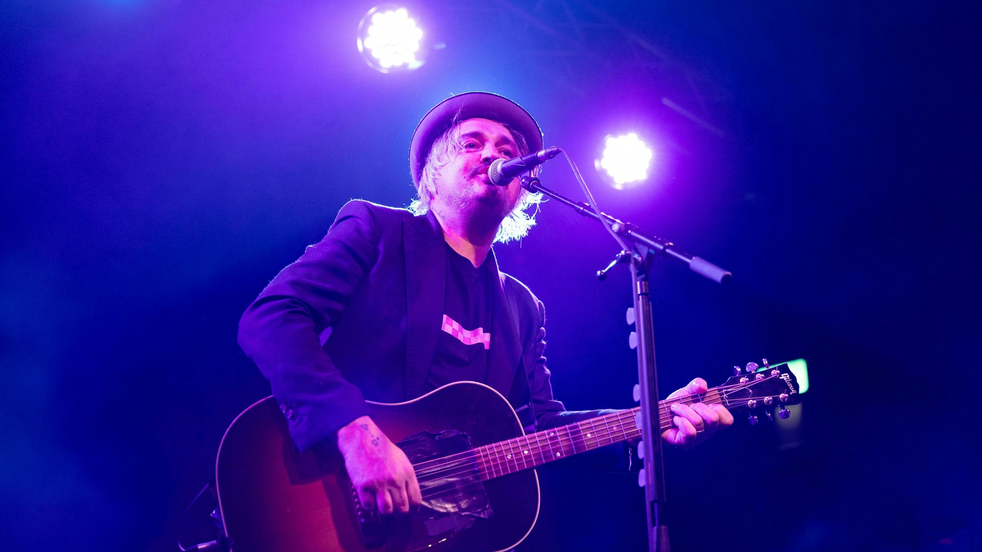 Das Bild zeigt Babyshambles-Sänger Peter Doherty bei einer Show in Newcastle im März 2025. Foto: David Wala / IMAGO / Avalon