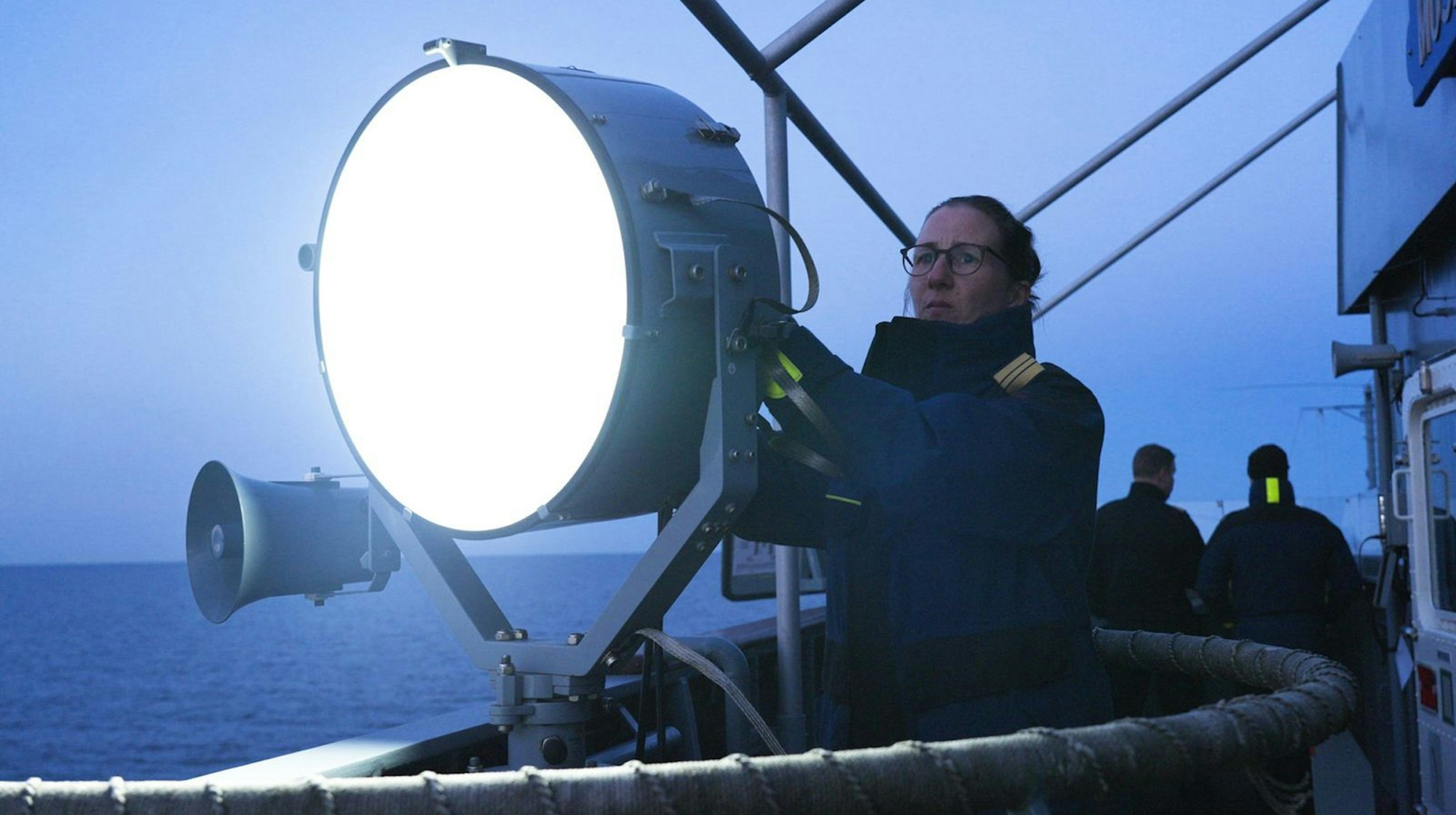 Die Soldatinnen und Soldaten der Marine begegnen bei ihren Übungen auf der Ostsee häufig russischen Kriegsschiffen. (Bild: NDR / Lennart Banholzer)