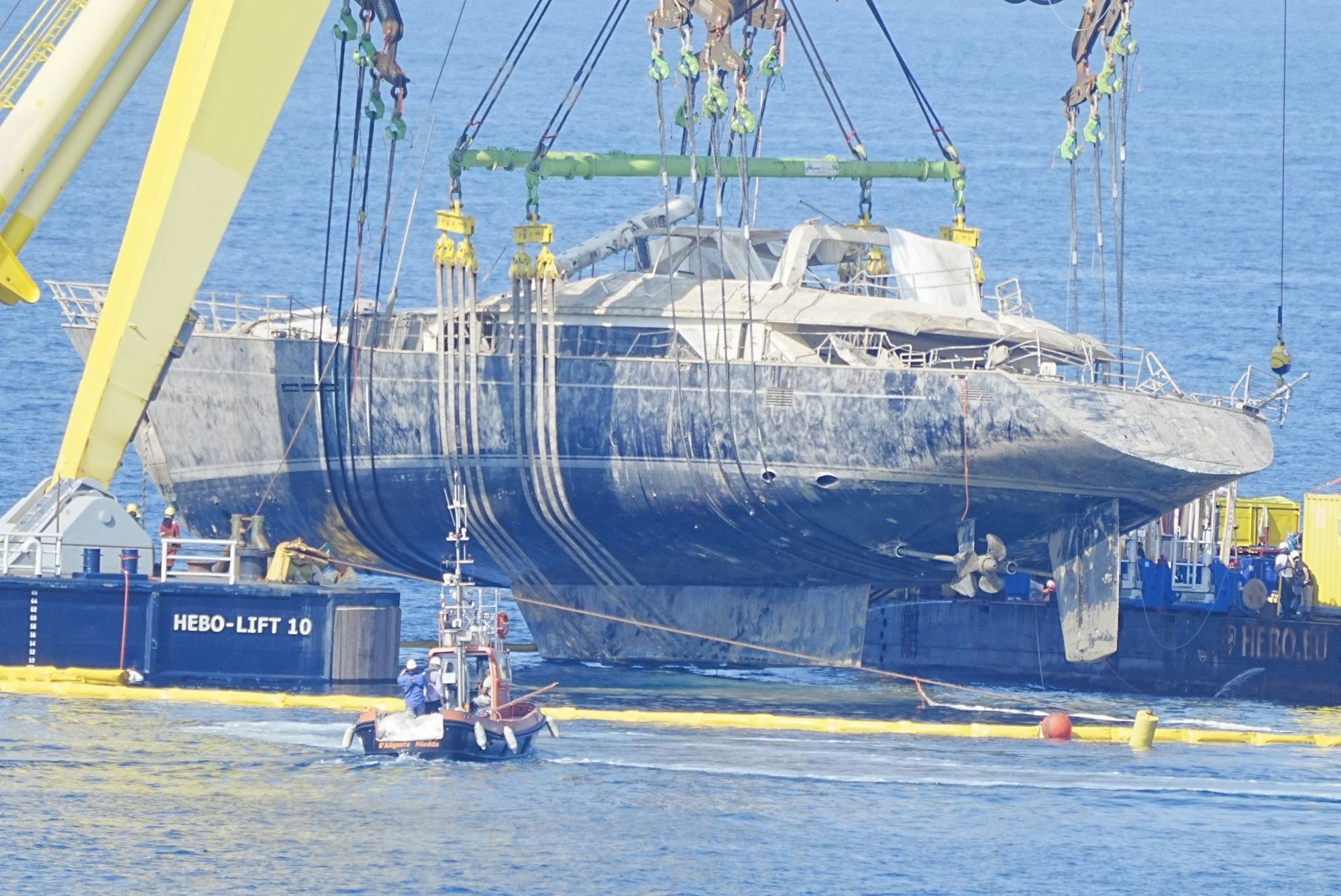 Nach zehn Monaten wurde die Luxusyacht komplett aus dem Wasser gehoben.