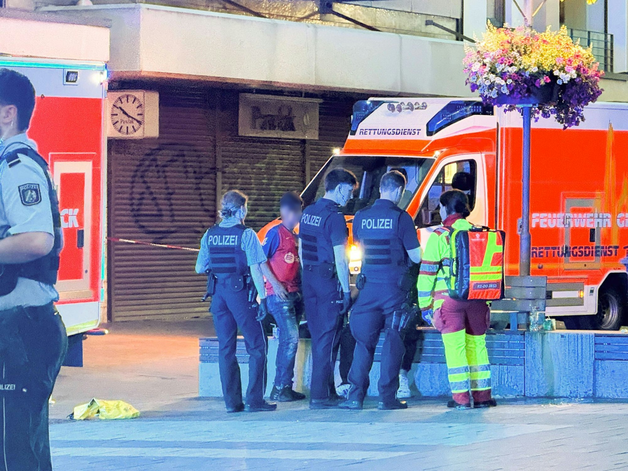 Vor Ort wurde laut Polizei unter anderem eine Eisenstange gefunden.