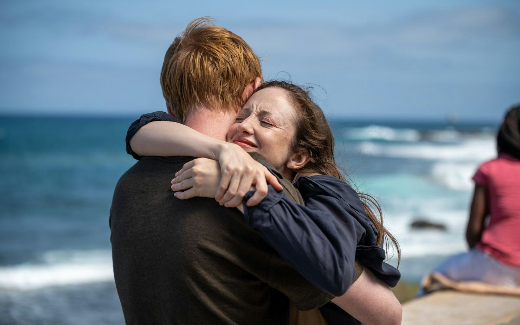 Wiedersehen nach langer Pause: Alice (Andrea Riseborough) und Jack (Domhnall Gleeson) treffen sich zufällig im Urlaub. (Bild: ZDF und Max Smeds)