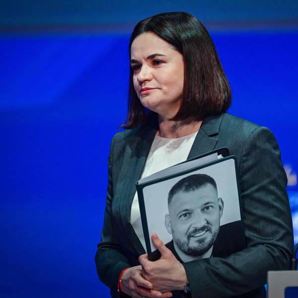 Oppositionspolitikerin Swetlana Tichanowskaja 2024 mit einem Bild ihres damals noch inhaftierten Mannes.