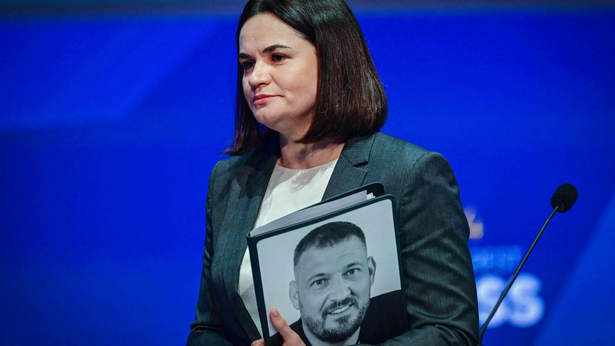 Oppositionspolitikerin Swetlana Tichanowskaja 2024 mit einem Bild ihres damals noch inhaftierten Mannes.