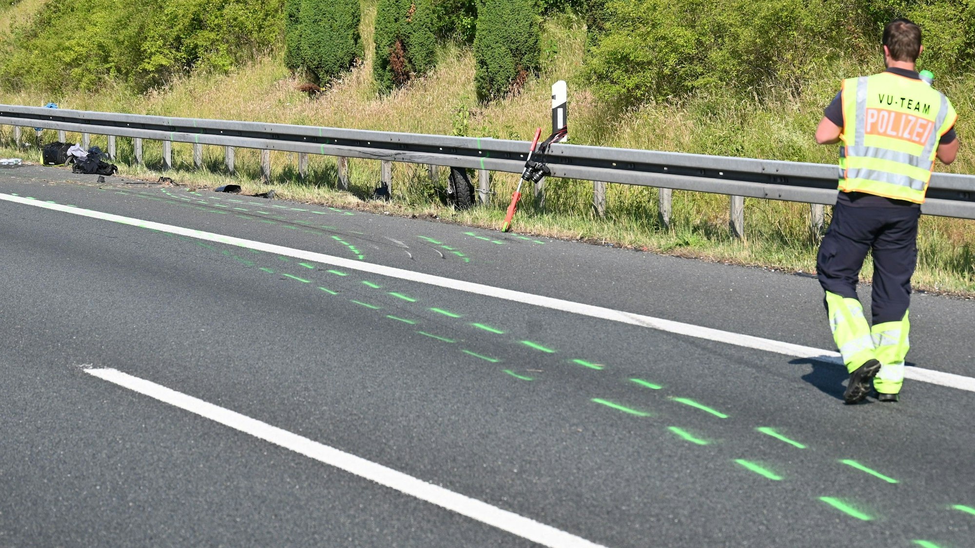 Das Bild zeigt einen Polizeibeamten auf der Autobahn.