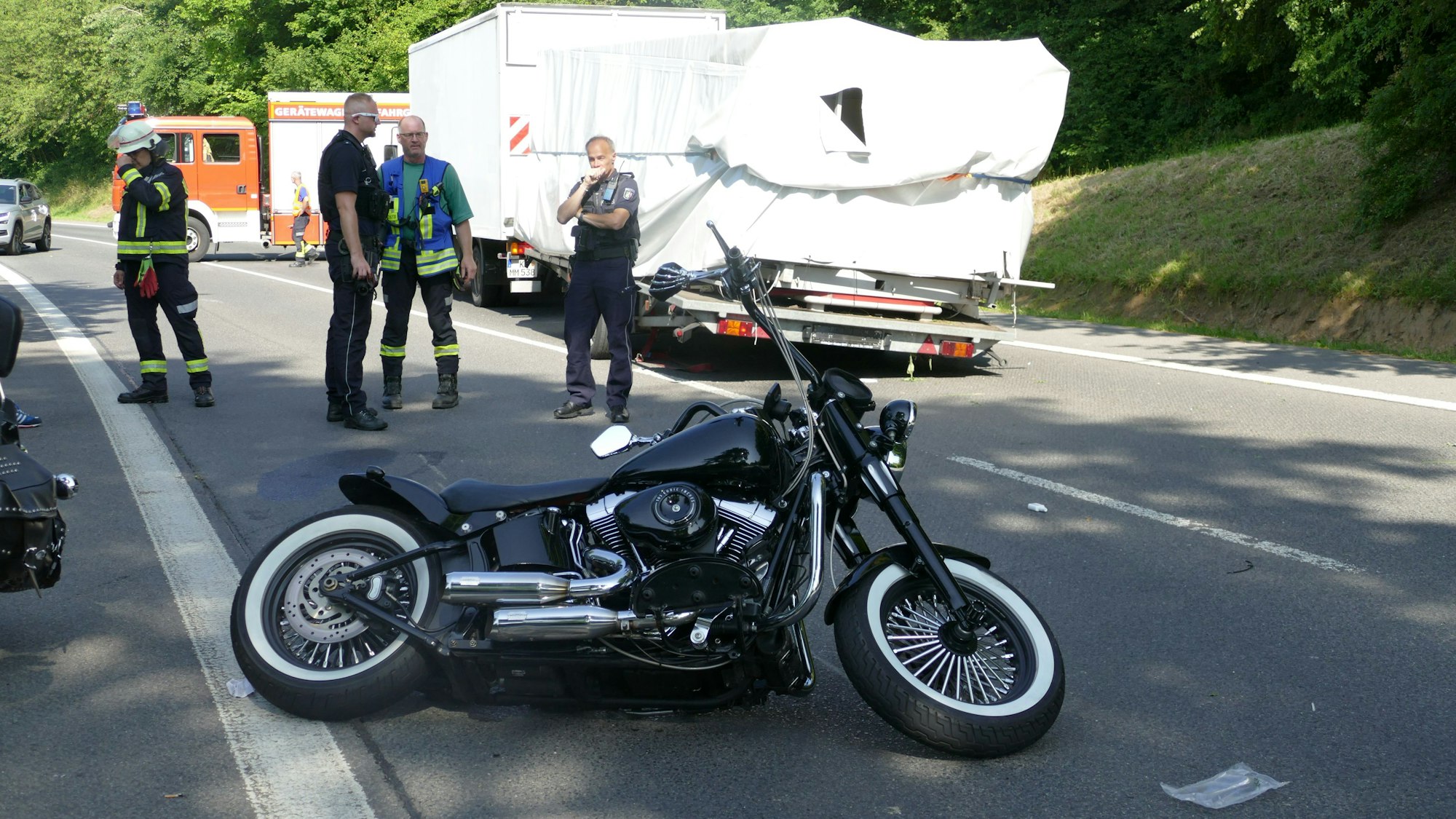 Die Fahrerin des Motorrads stürzte, als sie in Lohmar dem Lkw-Gespann auswich.