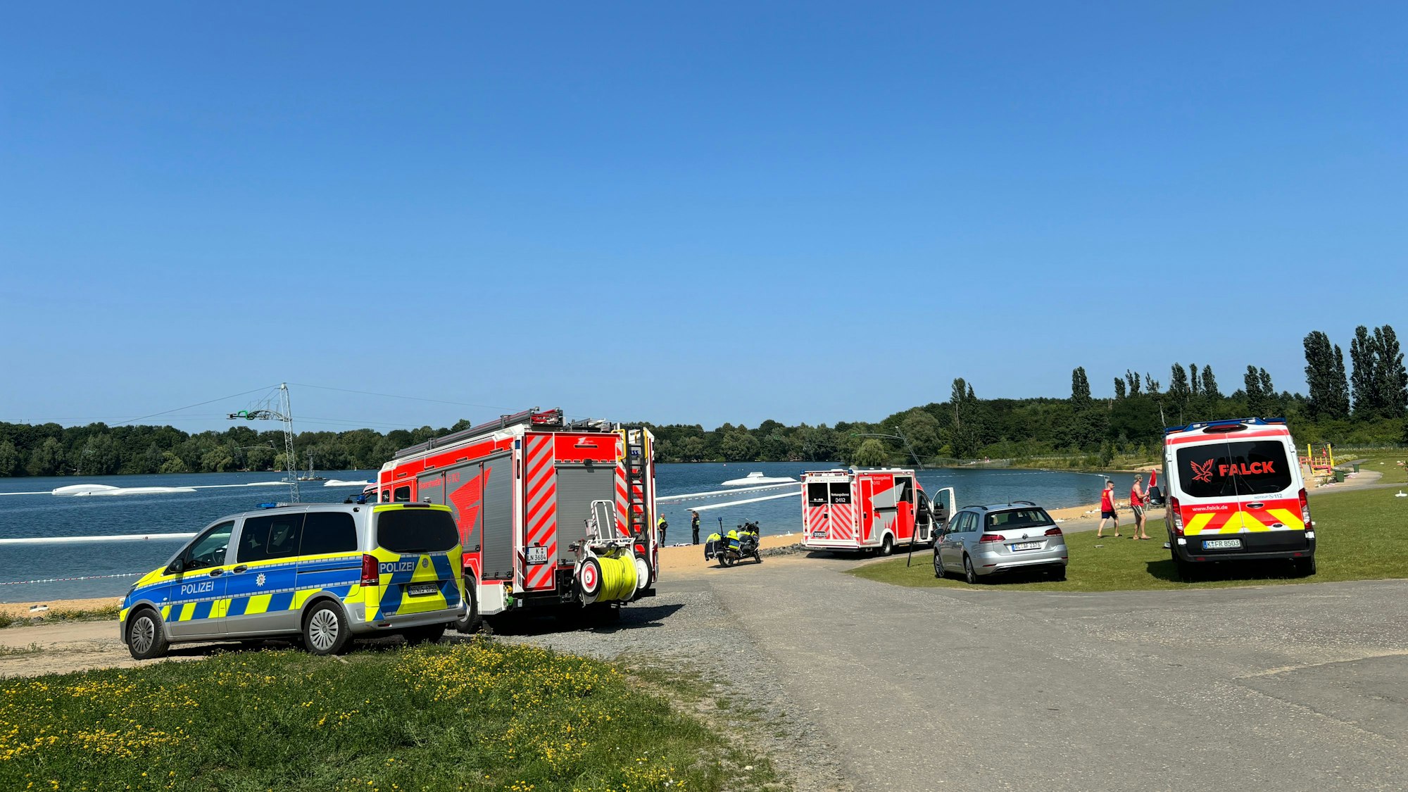 Das Bild zeigt Rettungskräfte im Einsatz am Rather See