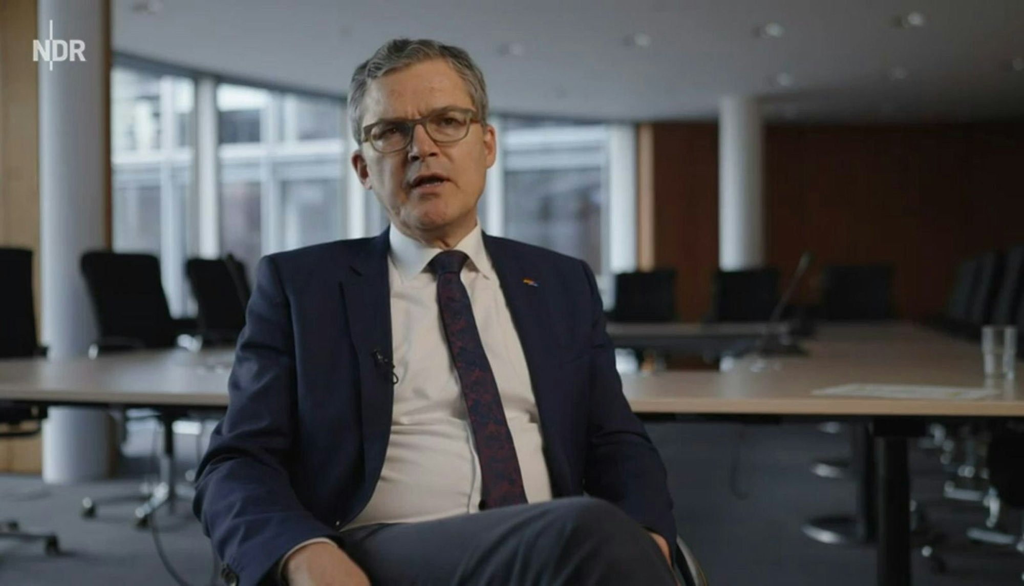 CDU-Außenpolitiker Roderich Kiesewetter fordert härtere Sanktionen in Bezug auf die russische Schattenflotte: „Da diese Schiffe eine Gefahr für die Umwelt darstellen und von ihnen auch Spionagegefahren ausgehen, reicht es nicht, sie zu beobachten.“ (Bild: NDR)