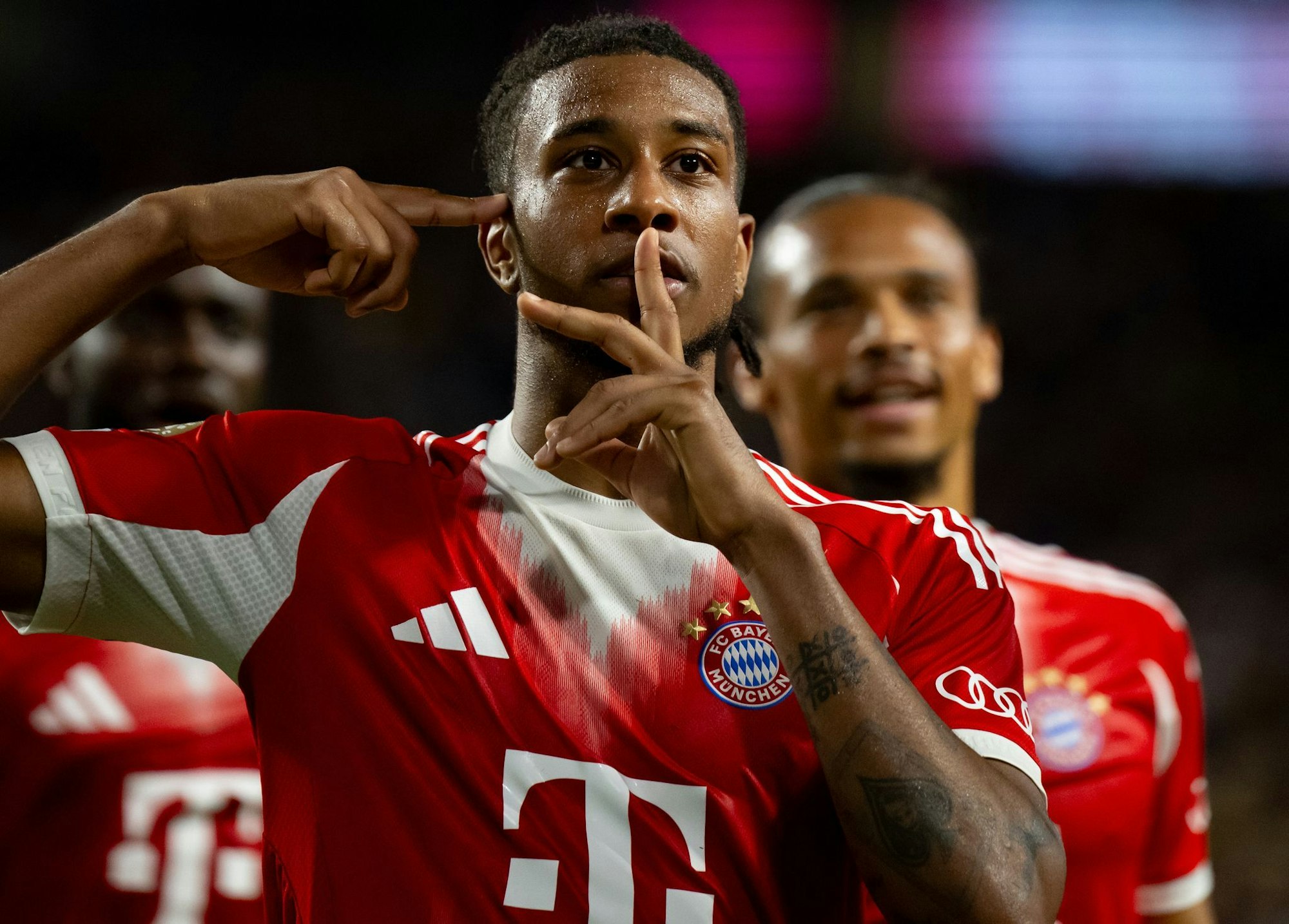 Matchwinner Michael Olise jubelt nach seinem Siegtor auf seine ganz eigene Art.