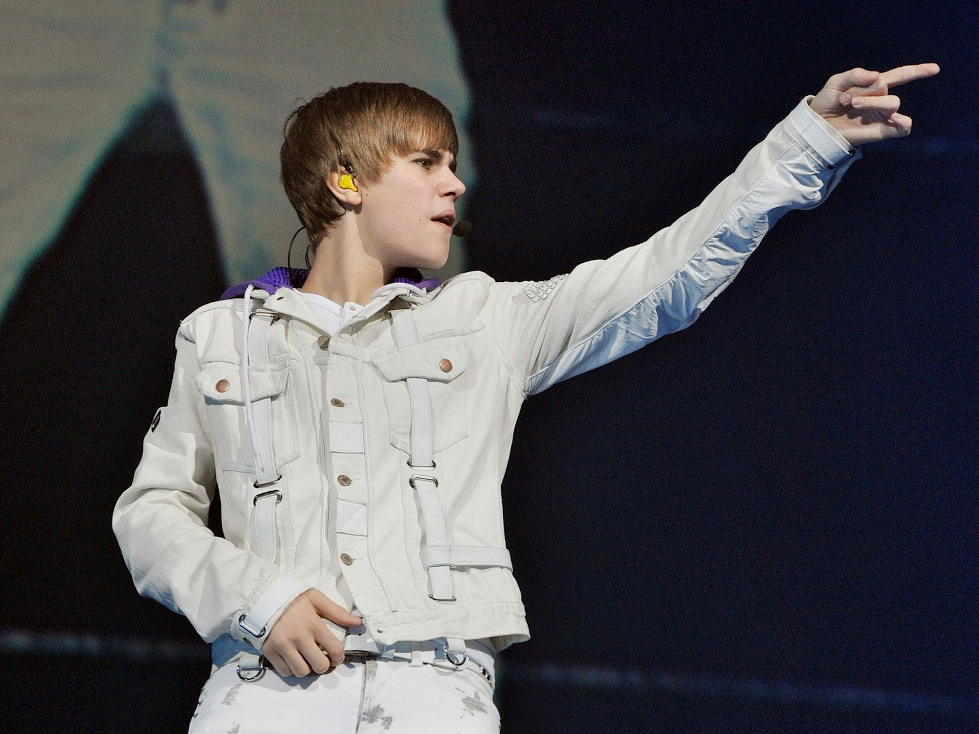 Justin Bieber sorgte für ausverkaufte Hallen und kreischende Fans. Doch mit dem Ruhm kamen auch die Probleme. Die ZDFinfo-Doku „The True Story of Justin Bieber“ zeigt, mithilfe sorgfältig ausgewählter Archivinterviews und Aufzeichnungen, wie der junge Star nie ein normales Leben führen konnte. (Bild: ZDF/IMAGO / Newscom / AdMedia)