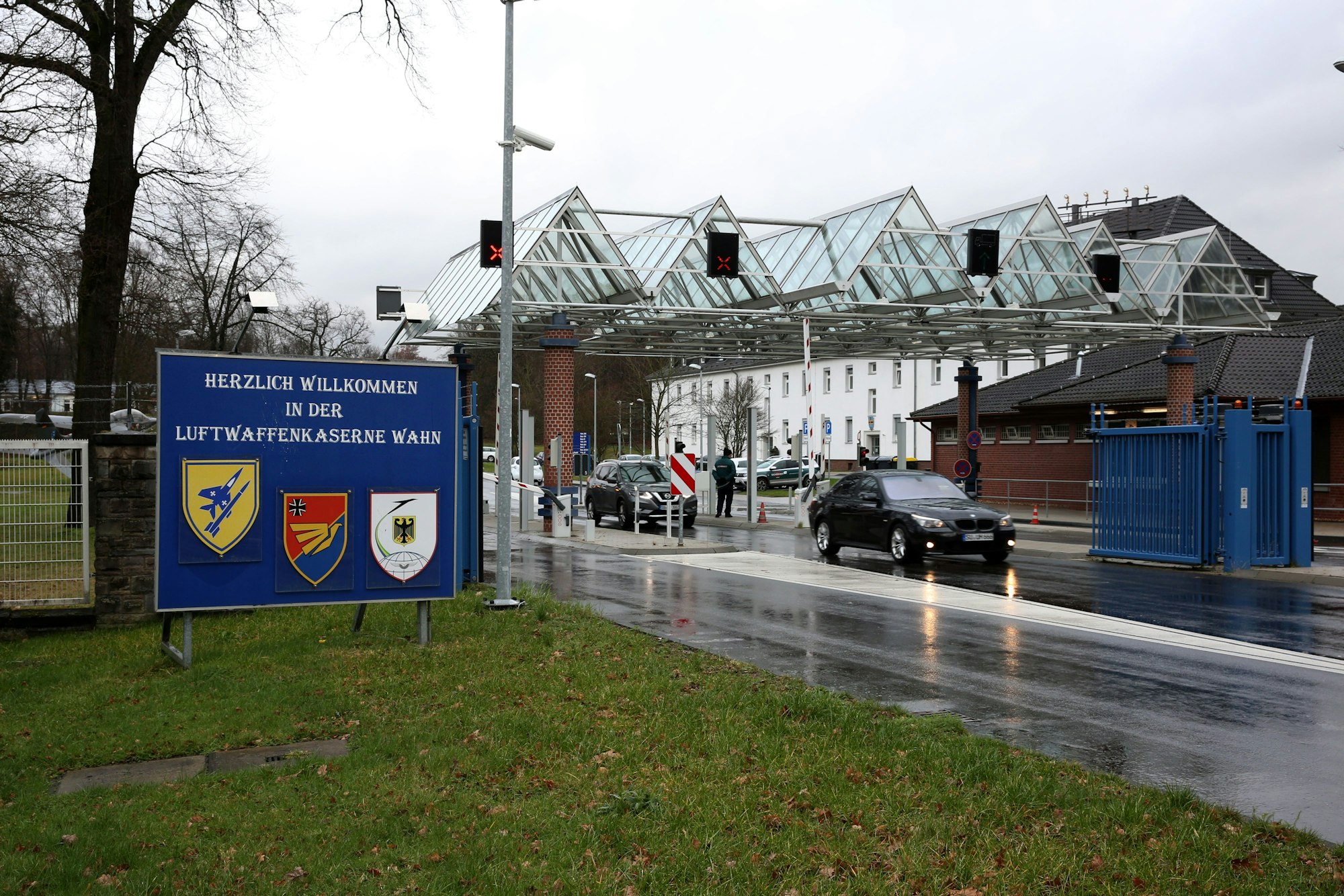 Die Einfahrt zur Luftwaffenkaserne in Köln-Wahn.