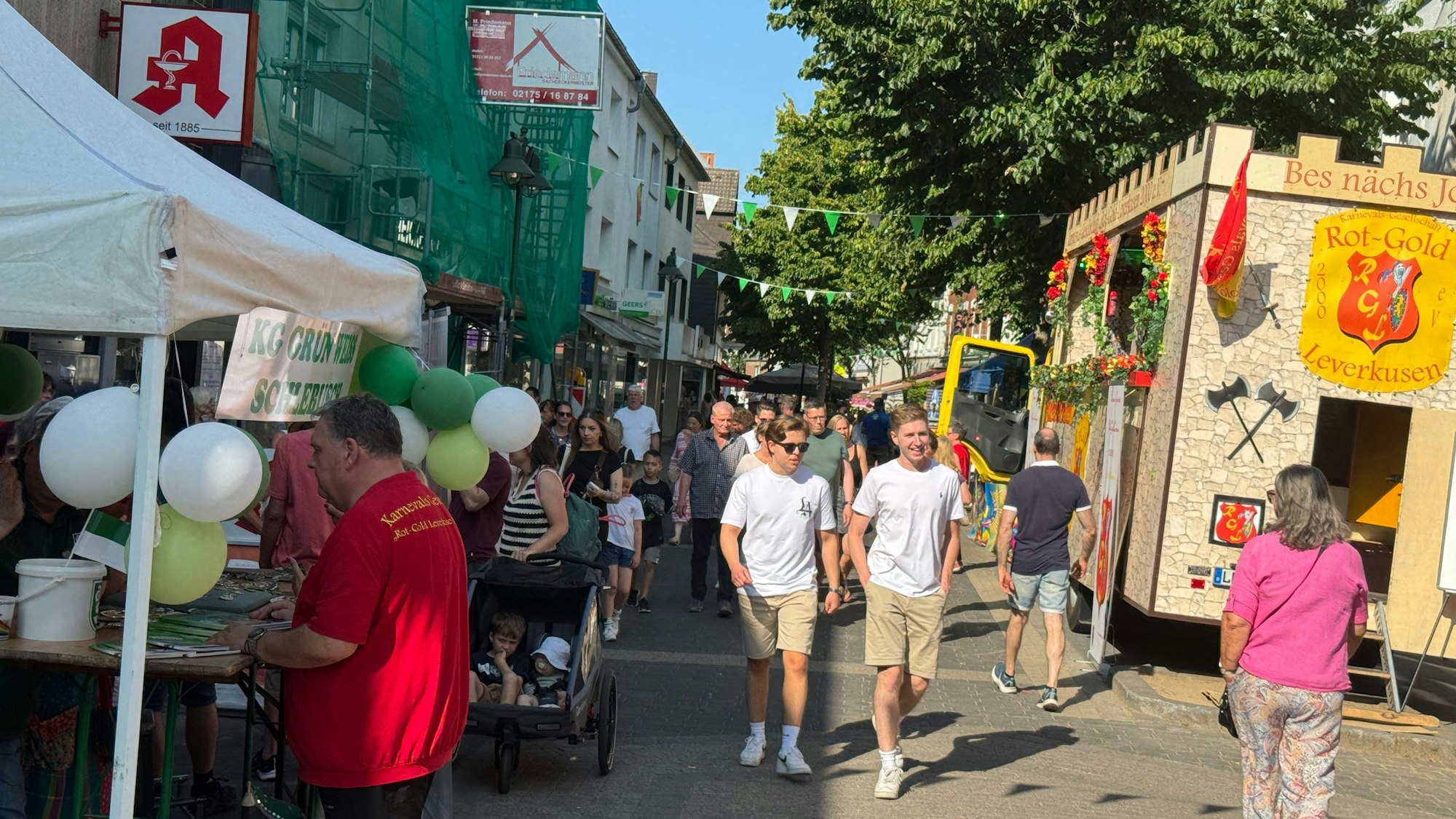 Mottowagen in der Fußgängerzone
