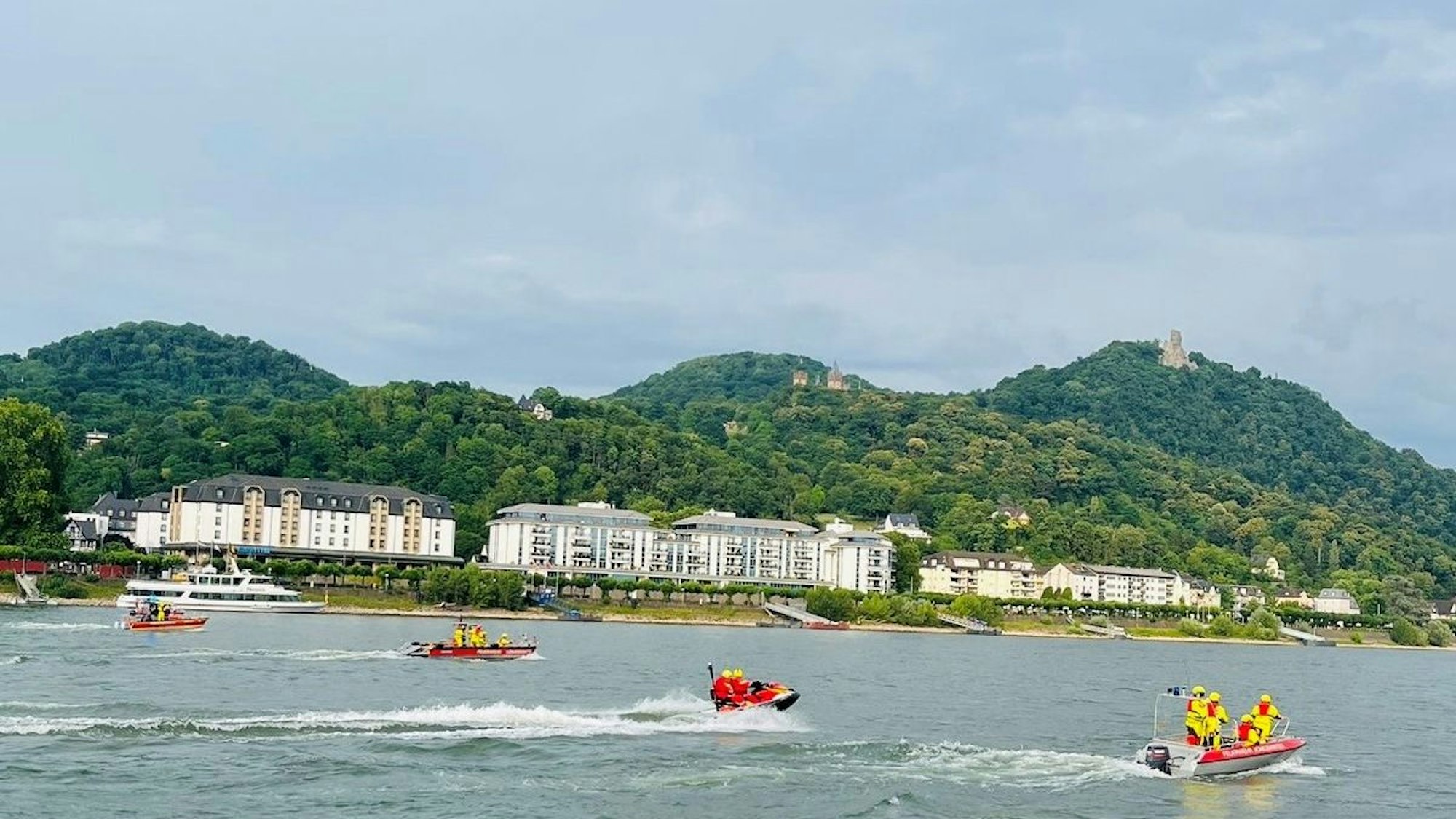 Rettungseinsatz für Schwimmer im Rhein bei Bonn-Mehlem durch Feuerwehr und DLRG