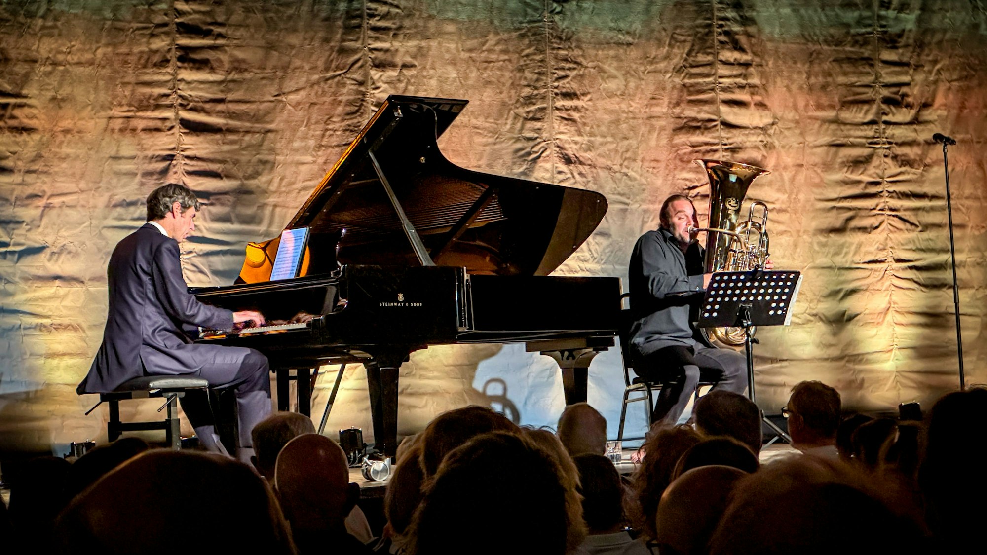 Musiker auf einer Bühne