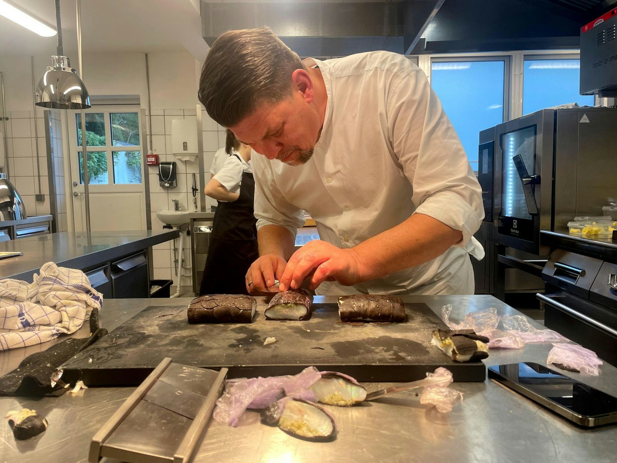 Das Signature Dish des dänischen Drei-Sterne-Kochs Eric Vildgaard bereitet Mälzer mit ungekannter Hingabe zu. (Bild: RTL / Endemol Shine / Alina Hildebrandt)
