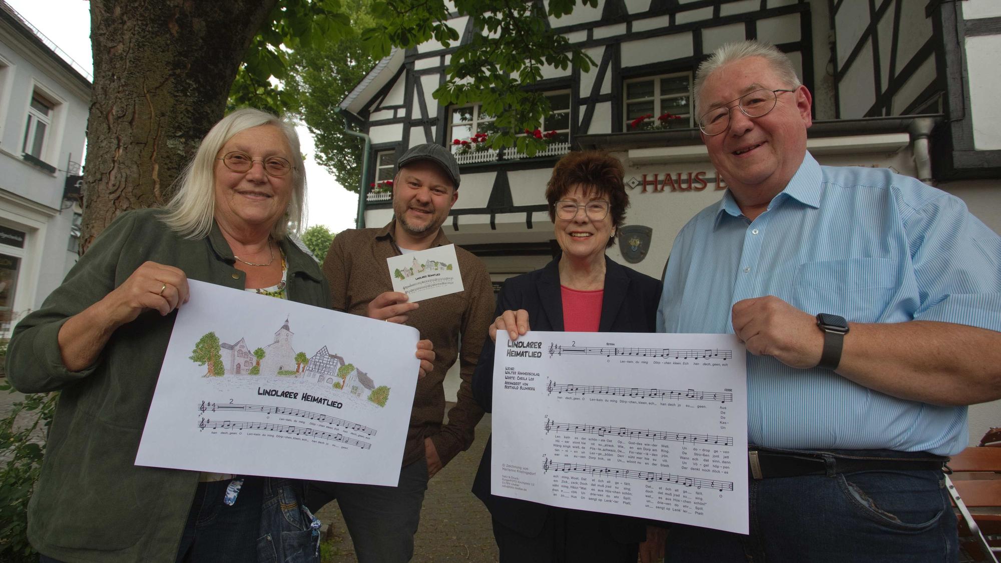 Das Foto zeigt Marianne Frielingsdorf, Thilo Fünger, Rosalinde Wiemann und Berthold Blumberg mit dem Text und den Noten des Lindlarer Heimatliedes.