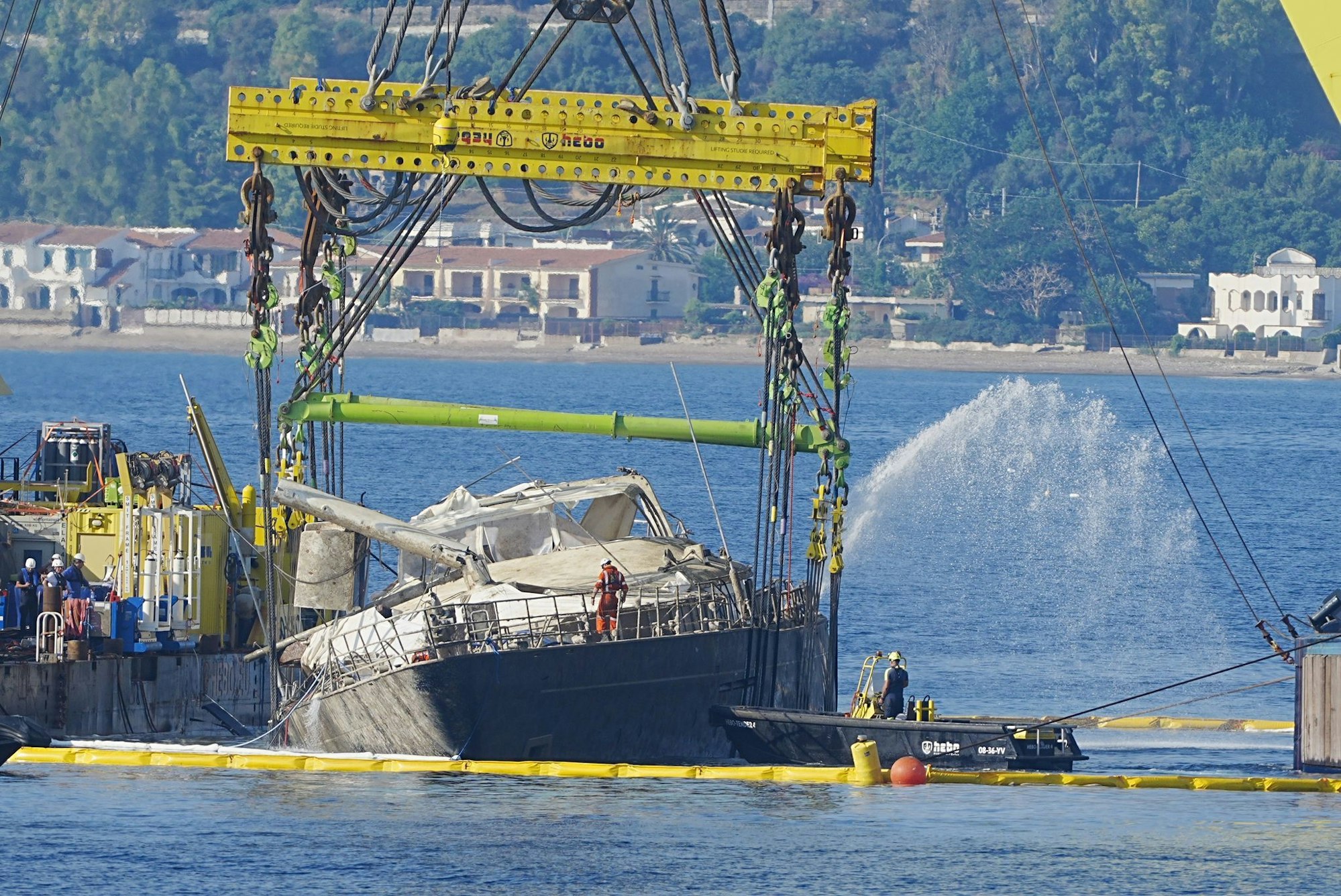 Das Wrack musste leergepumpt und stabilisiert werden, bevor es für weitere Untersuchungen in den Hafen von Termini Imerese geschleppt werden soll.
