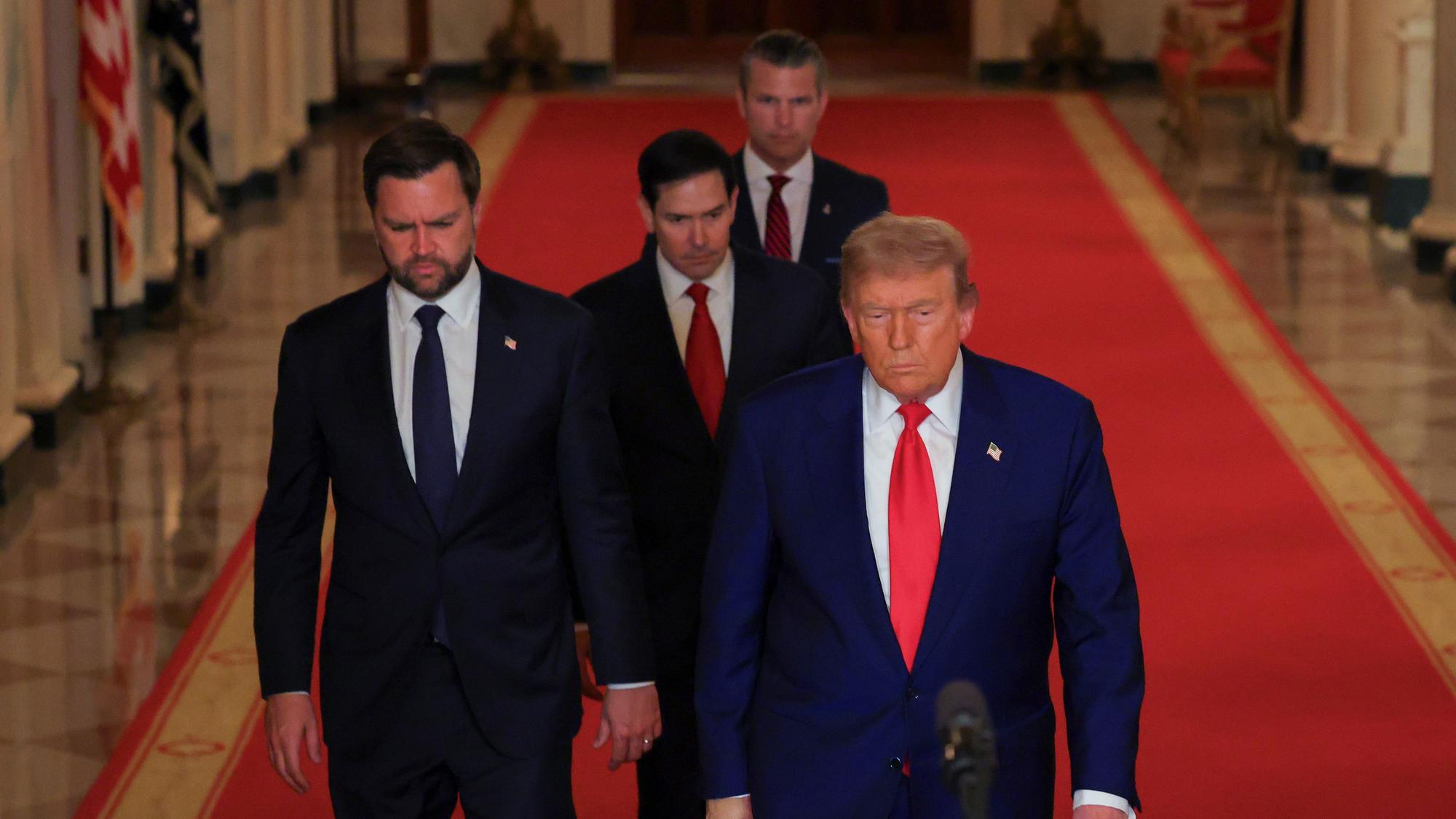 US-Präsident Donald Trump (r) kommt zu einer Ansprache im East Room des Weißen Hauses in Washington