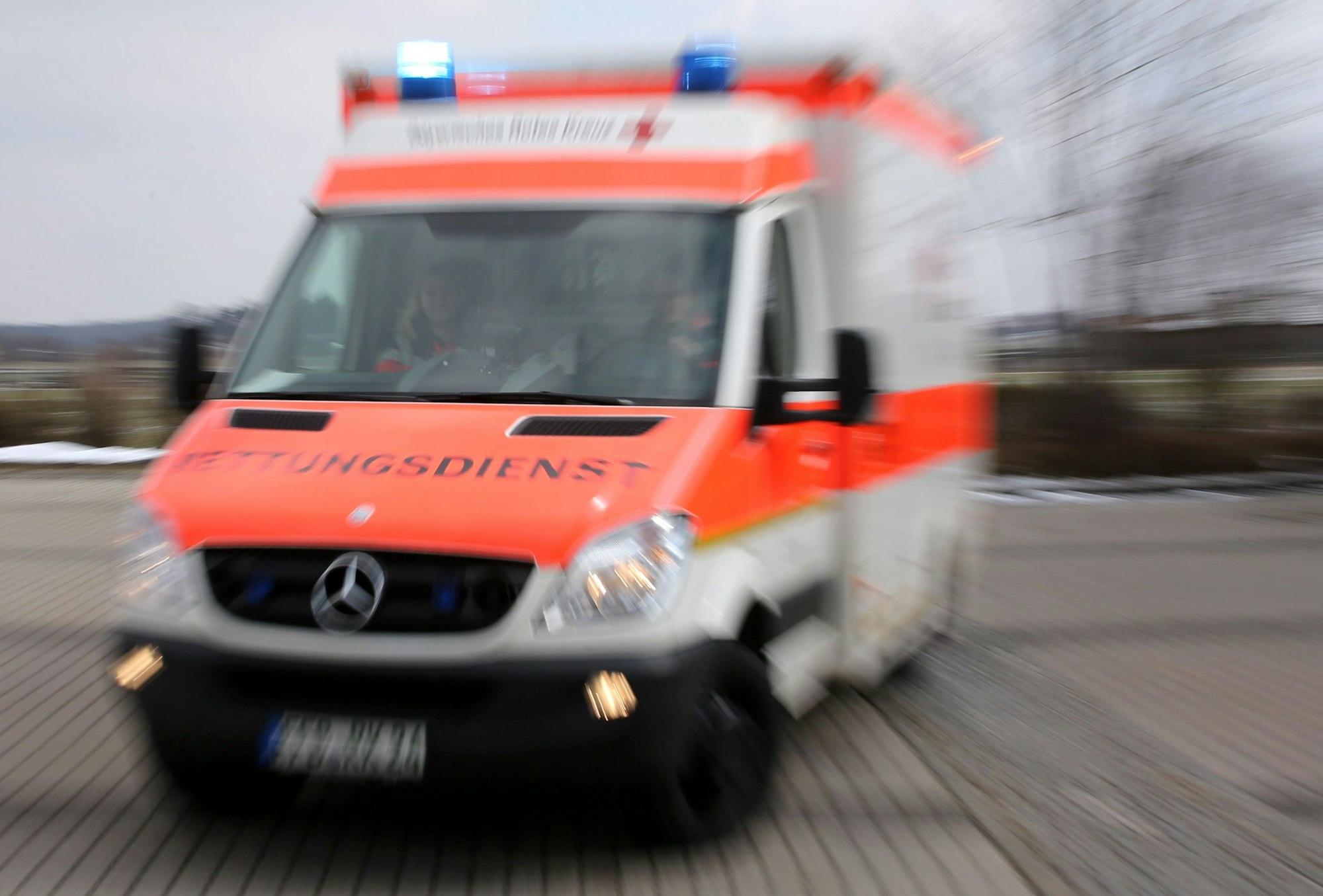 ARCHIV - 14.03.2013, Bayern, Germering: Ein Rettungswagen (RTW) vom BRK (Bayerisches Rotes Kreuz) mit Sondersignal auf dem Weg zu einem Einsatz. (zu dpa: «Sturz aus dem dritten Stock - Mann in Lebensgefahr») Foto: Stephan Jansen/dpa +++ dpa-Bildfunk +++