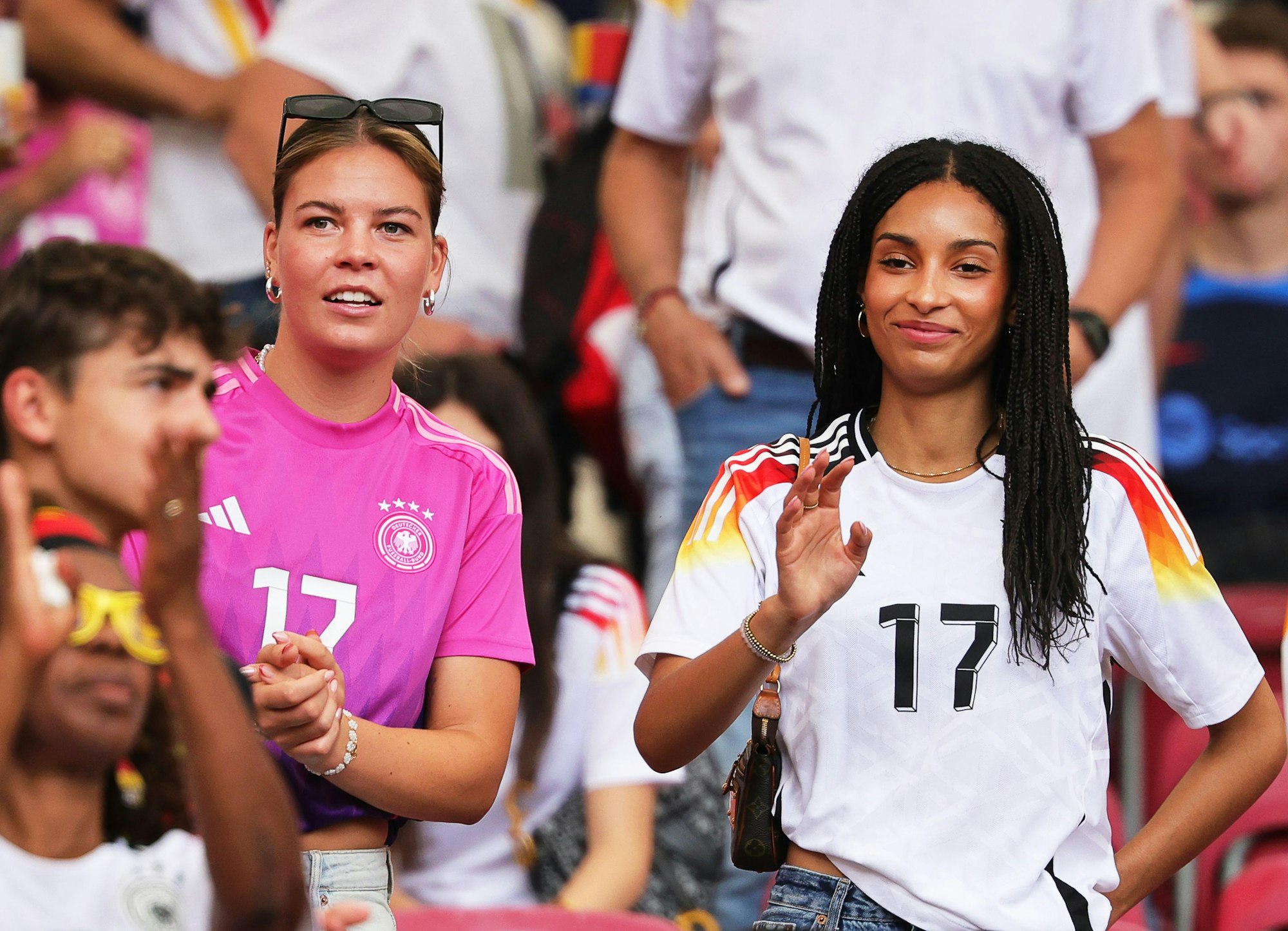 ARCHIV - 05.07.2024, Baden-Württemberg, Stuttgart: Fußball, UEFA Euro 2024, EM, Spanien - Deutschland, Finalrunde, Viertelfinale, Stuttgart Arena, Juliane Wirtz (l), Schwester von Deutschlands Spieler Florian Wirtz, und Aaliyah, Freundin von Florian Wirtz, stehen vor dem Spiel auf der Tribüne. Juliane Wirtz (l) hat ihren Vertrag bei den Fußballerinnen von Werder Bremen verlängert.  (zu dpa: «Neuer Vertrag: Schwester von Florian Wirtz bleibt bei Werder») Foto: Christian Charisius/dpa +++ dpa-Bildfunk +++