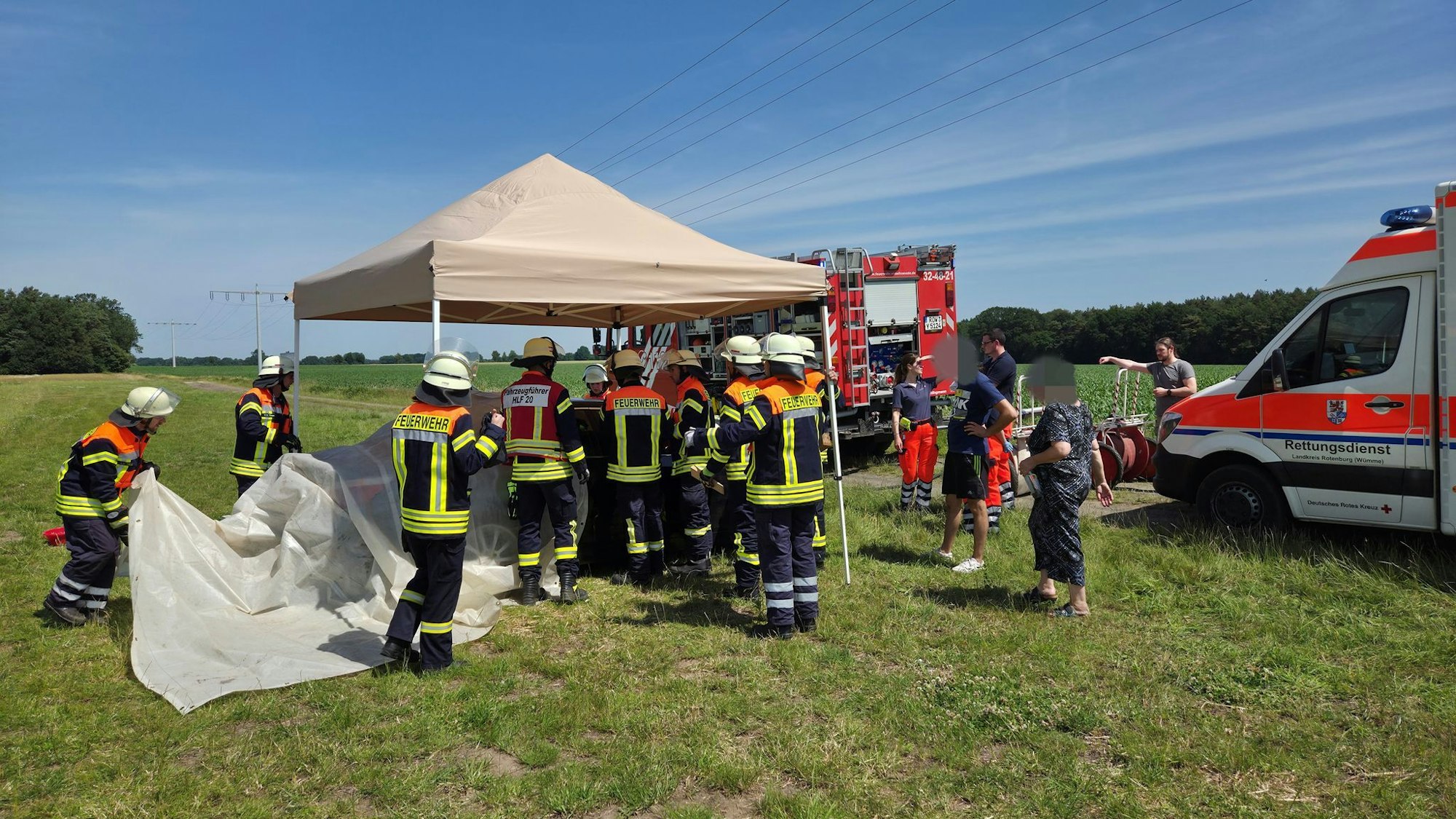Drei Jungen sitzen bei großer Hitze im Auto und kommen nicht heraus. Die Feuerwehr zerstört schließlich eine Scheibe.